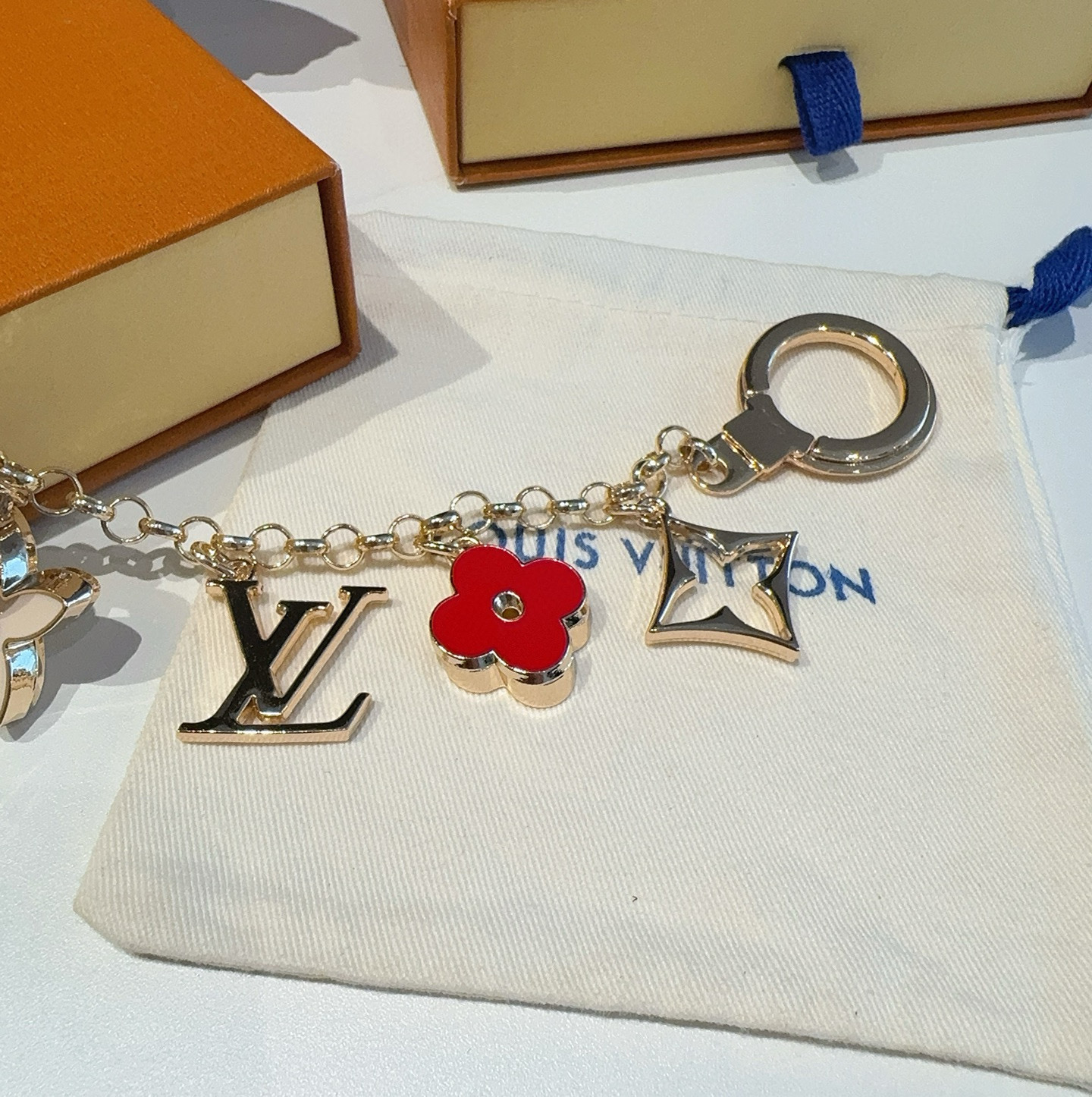  。 lv钥匙扣 包包挂链 挂饰
Fleur de Monogram 包饰链条聚焦经典 Monogram