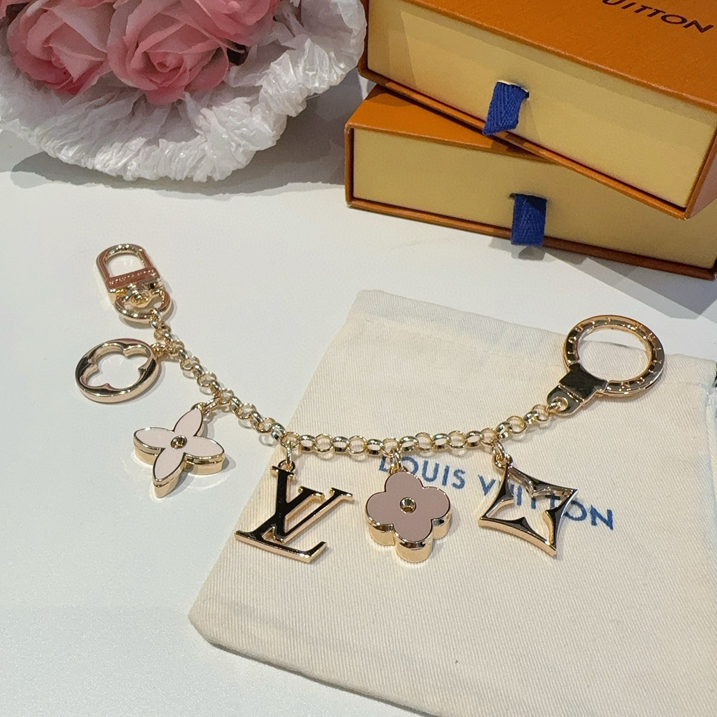  。 lv钥匙扣 包包挂链 挂饰
Fleur de Monogram 包饰链条聚焦经典 Monogram
