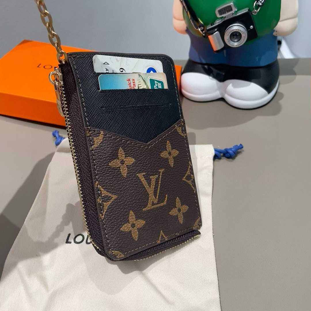  。独家新品LV经典老花卡包，包包挂饰 多功能零钱包钥匙扣，超纤材质 