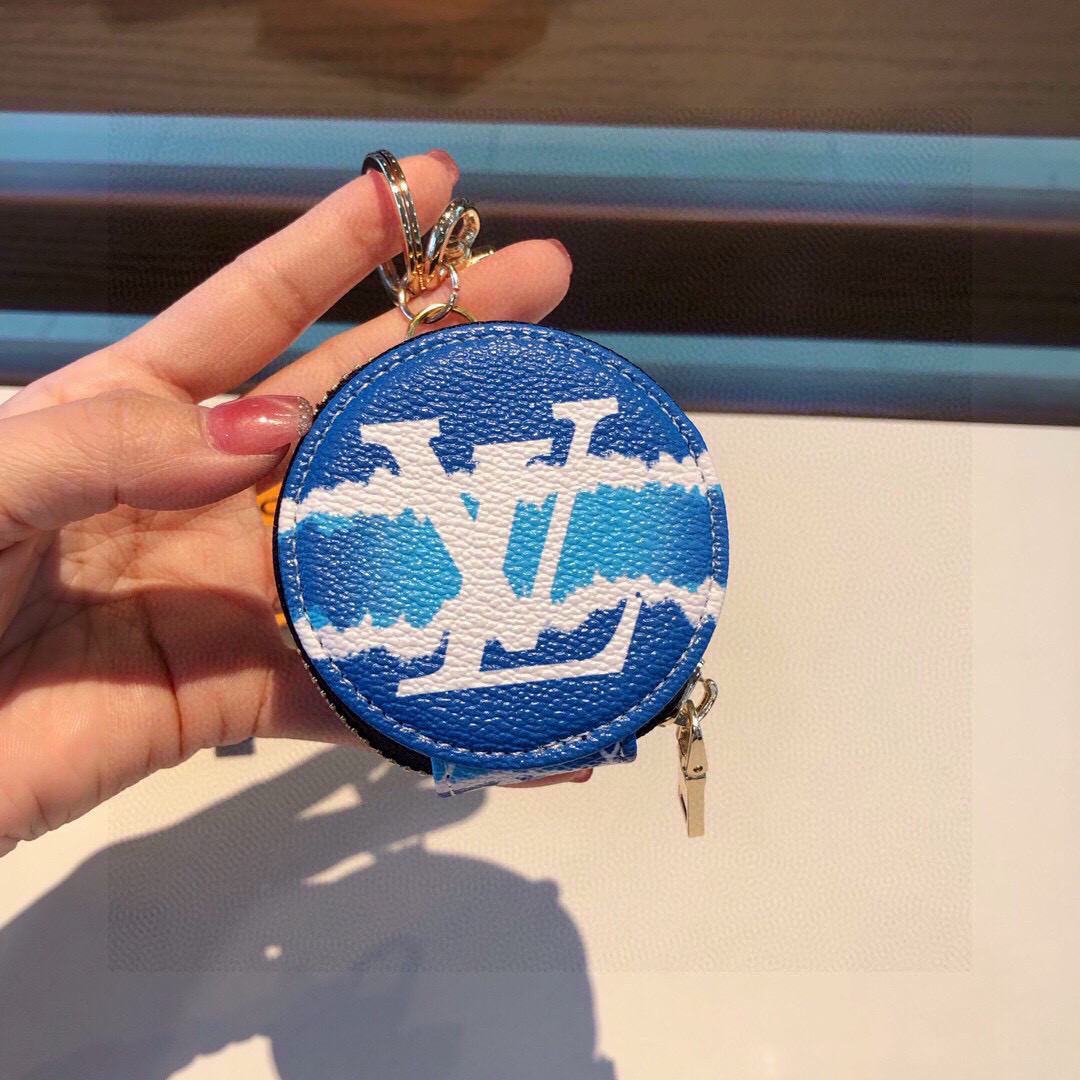 。LV海滩风幻彩蓝牙耳机包搭配钥匙扣，通用型耳机包，既可以放心爱耳的机还可以美美挂包在包上、钥匙扣、一
