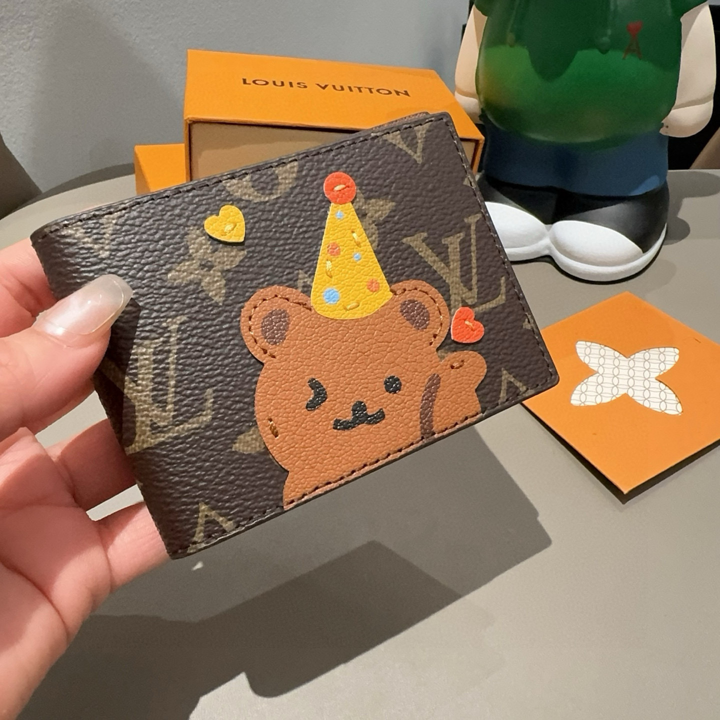  。LV卡通经典老花证件皮夹零钱包，唐老鸭 小柴犬图案，可放驾驶证 通行证 身份证等各种证件🪪经典老花卡