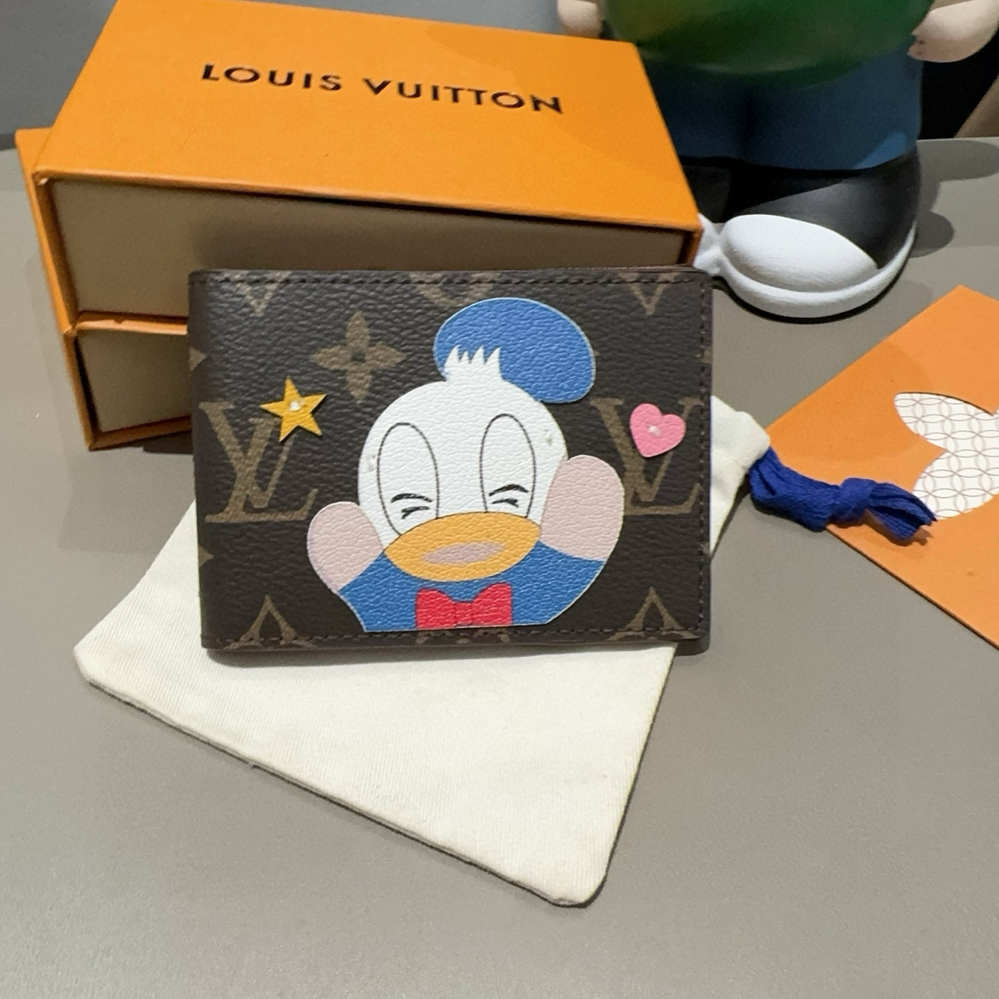  。LV卡通经典老花证件皮夹零钱包，唐老鸭 小柴犬图案，可放驾驶证 通行证 身份证等各种证件🪪经典老花卡
