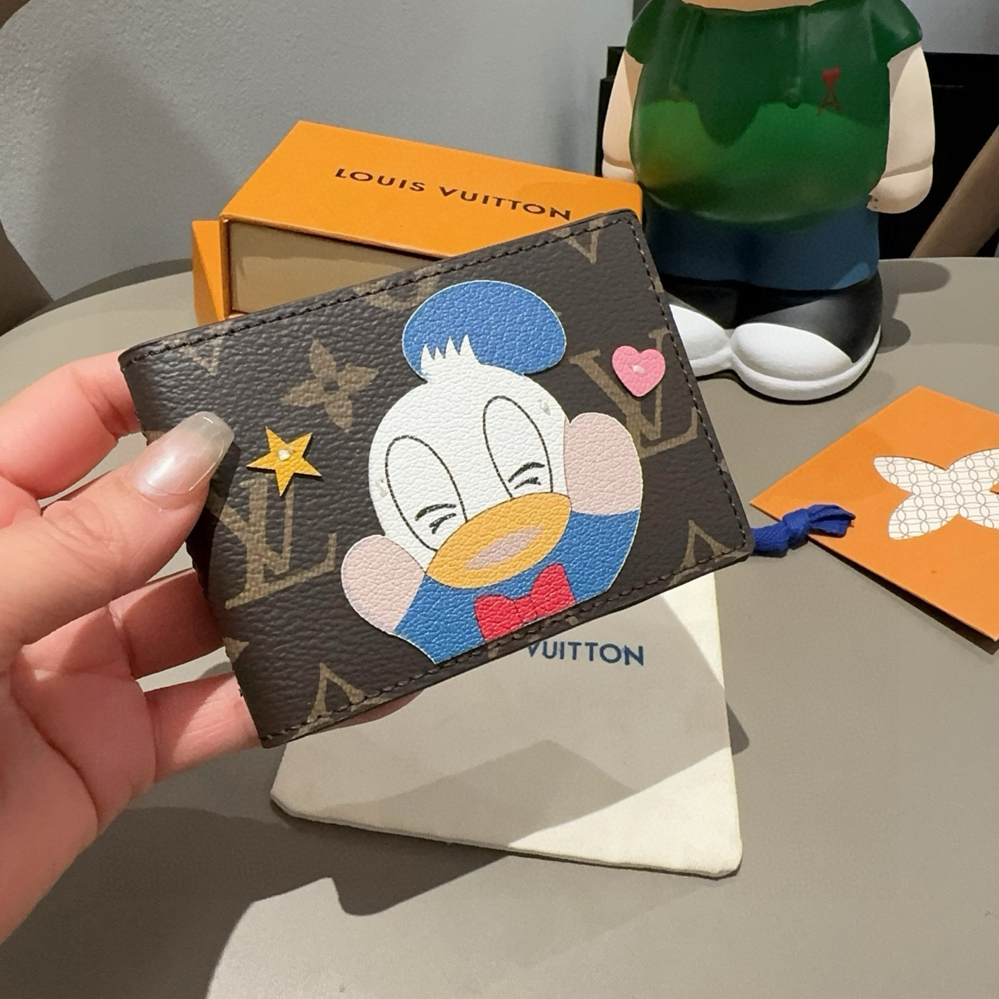  。LV卡通经典老花证件皮夹零钱包，唐老鸭 小柴犬图案，可放驾驶证 通行证 身份证等各种证件🪪经典老花卡