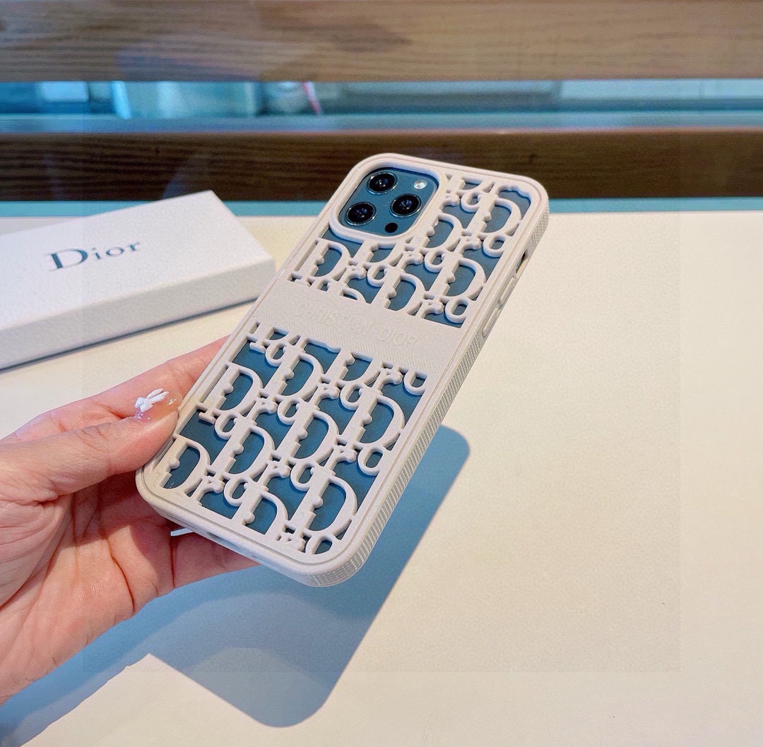  🆕烟花烟花烟花Dior新品
DIOR•迪奥🔲
新款独家私模 镂空设计.全包手机壳，手感好强
型号：为了