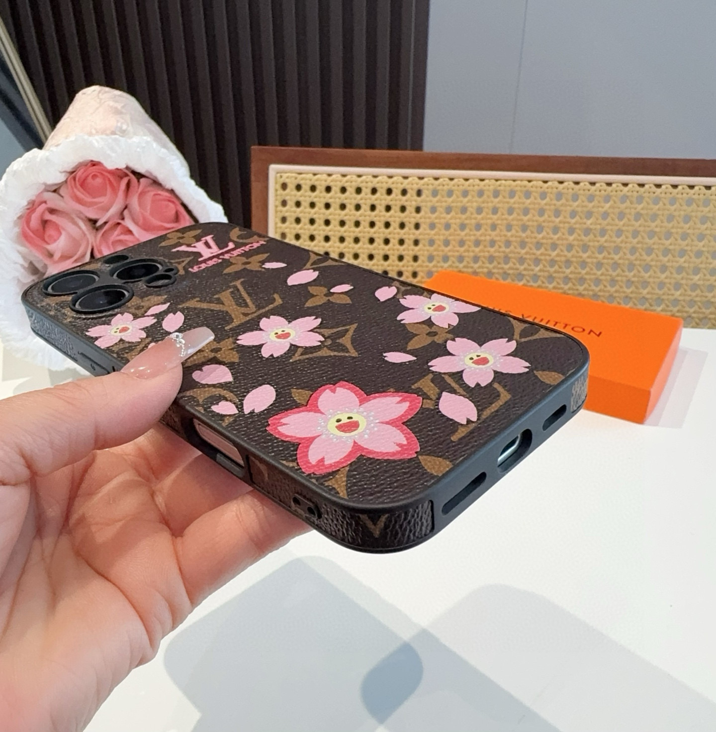  。Lv精孔全包手机壳 村上隆樱花🌸图案Lv全包围边皮质手机壳
型号：为了不出现报错型号，请打开本机查看