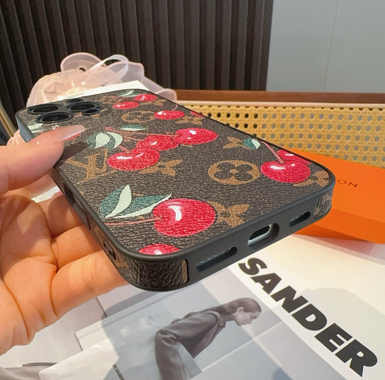  。Lv精孔全包手机壳 村上隆合作款樱桃🍒图案Lv全包围边皮质手机壳
型号：为了不出现报错型号，请打开本