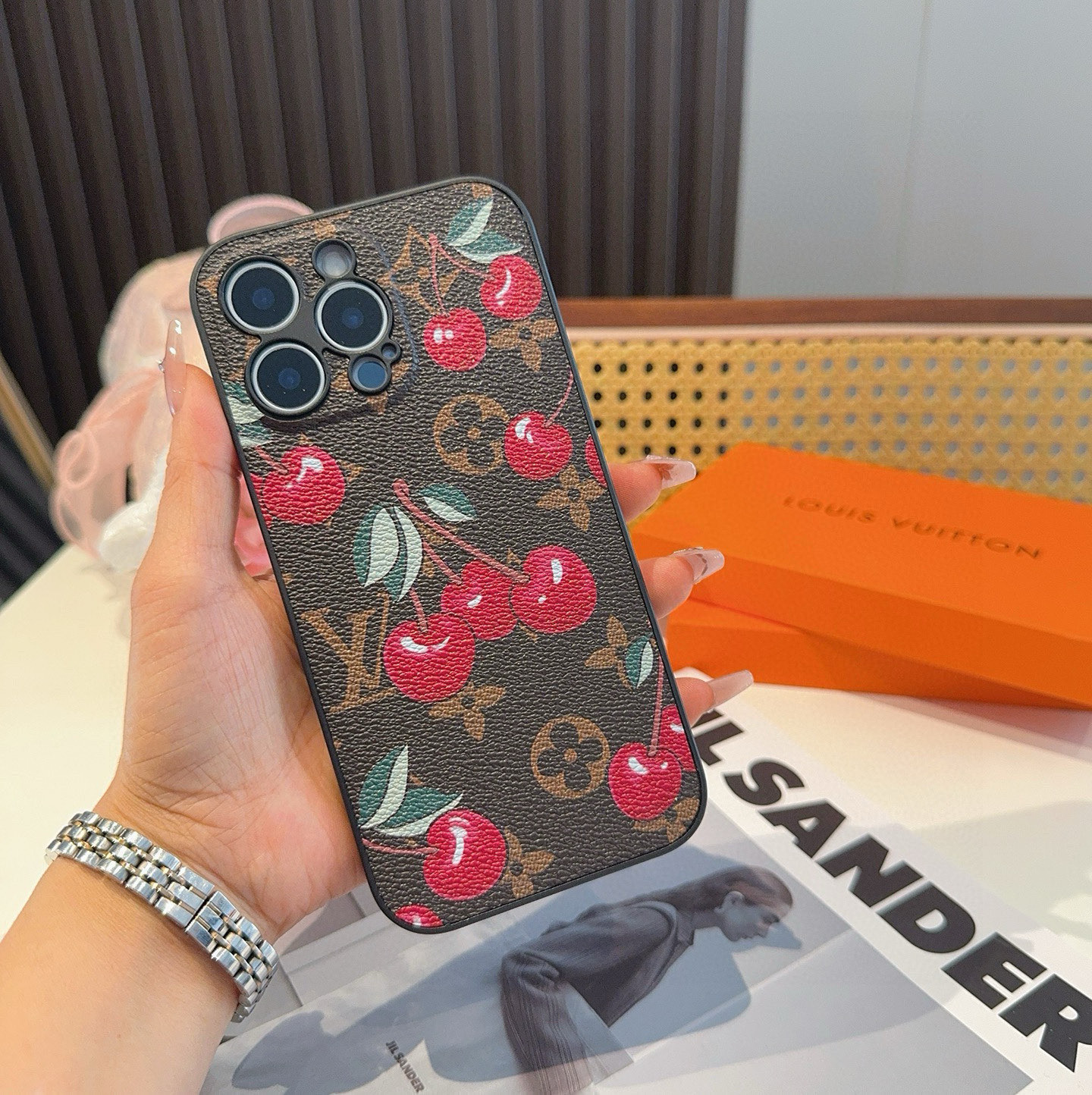  。Lv精孔全包手机壳 村上隆合作款樱桃🍒图案Lv全包围边皮质手机壳
型号：为了不出现报错型号，请打开本
