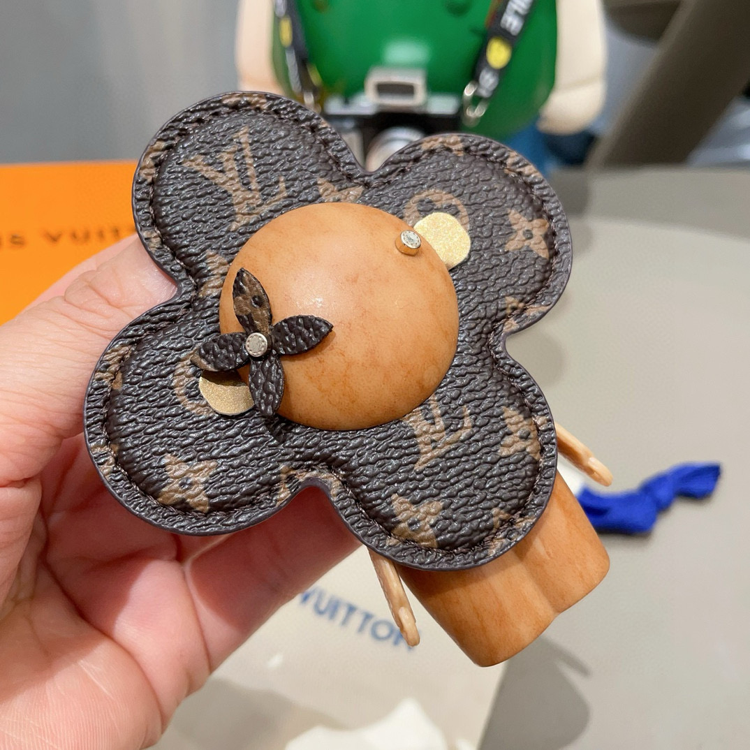  🆕LOUIS VUITTON新款包饰与钥匙扣。LV薇薇安太阳花包包挂件 手机壳挂件
可满足各种时尚品味