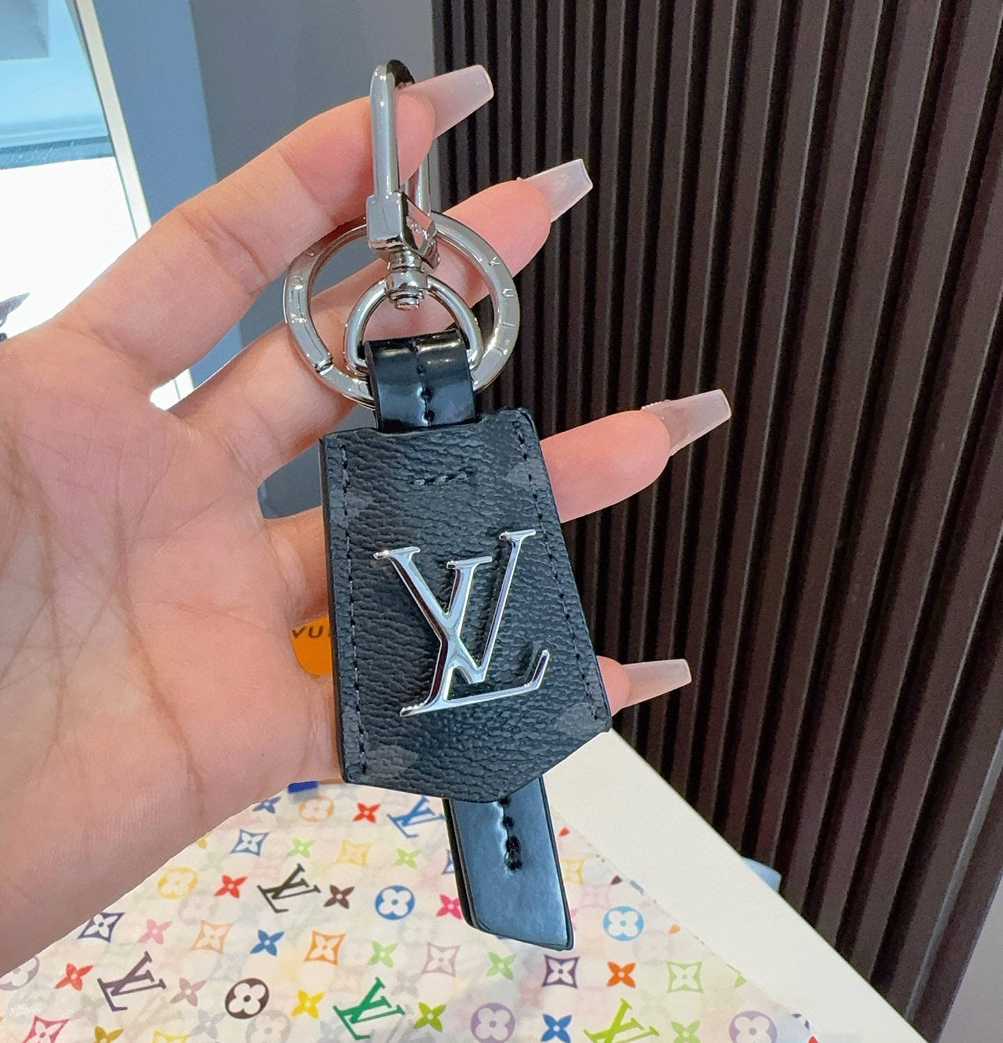 🆕LOUIS VUITTON官网M63620  LV CLOCHES-CLES包饰与钥匙扣。
✨借鉴旅行
