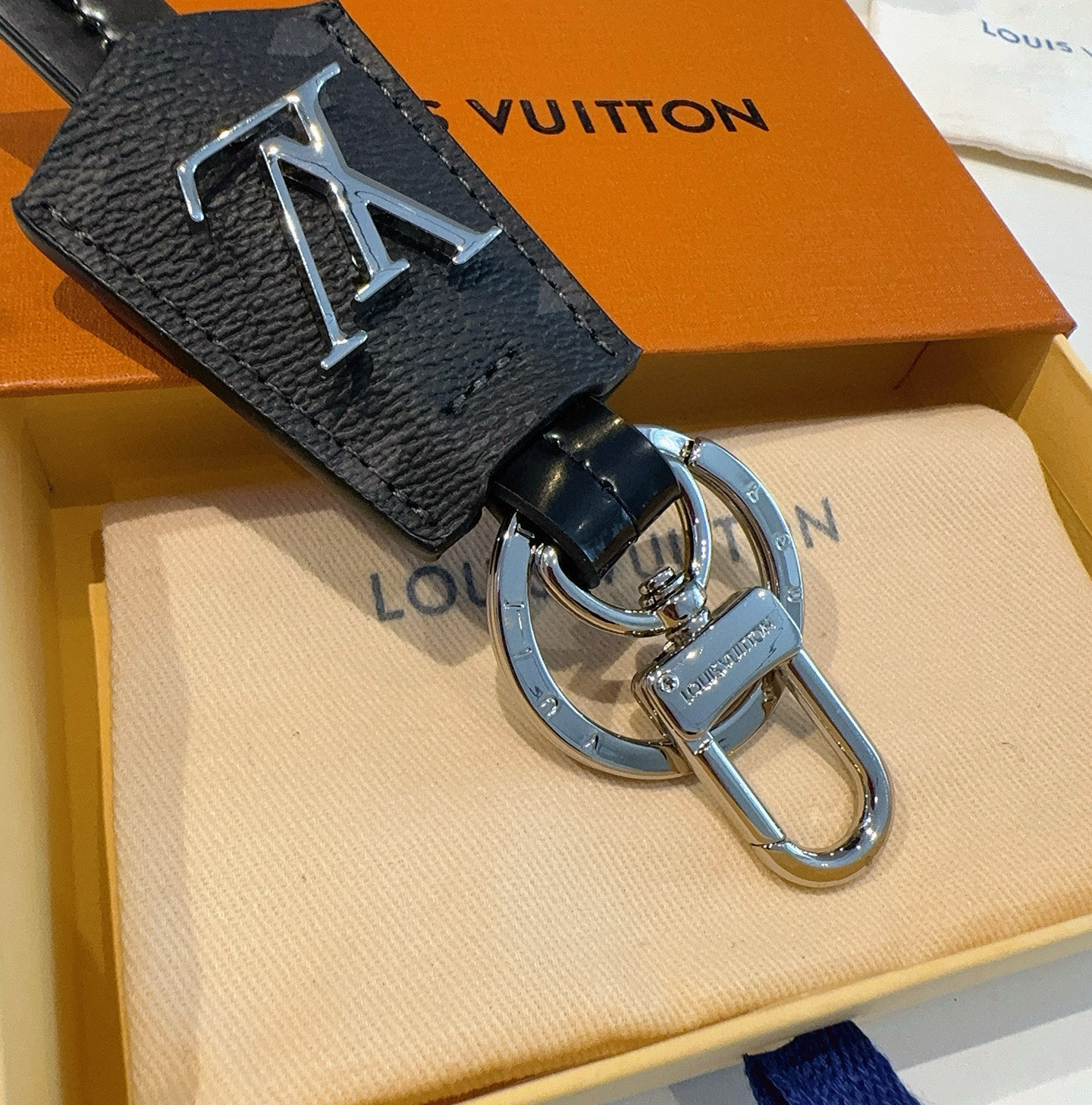 🆕LOUIS VUITTON官网M63620  LV CLOCHES-CLES包饰与钥匙扣。
✨借鉴旅行
