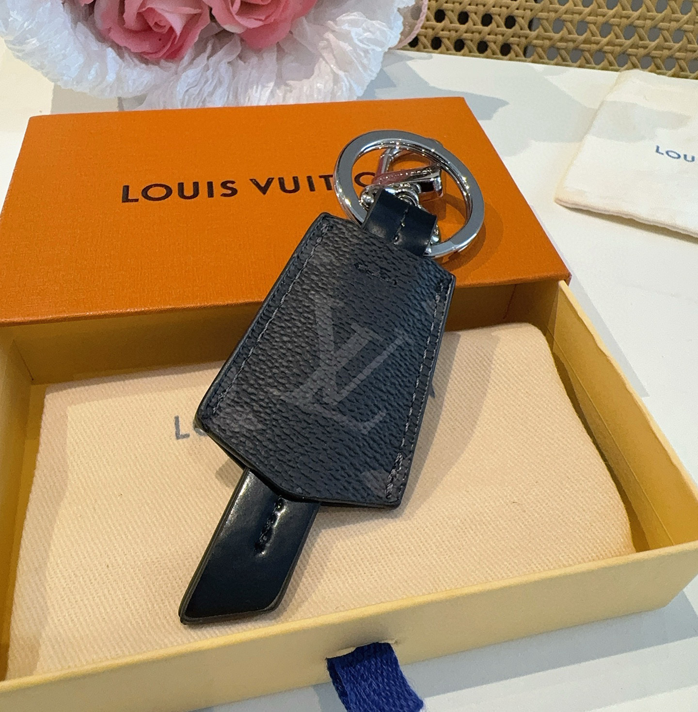 🆕LOUIS VUITTON官网M63620  LV CLOCHES-CLES包饰与钥匙扣。
✨借鉴旅行