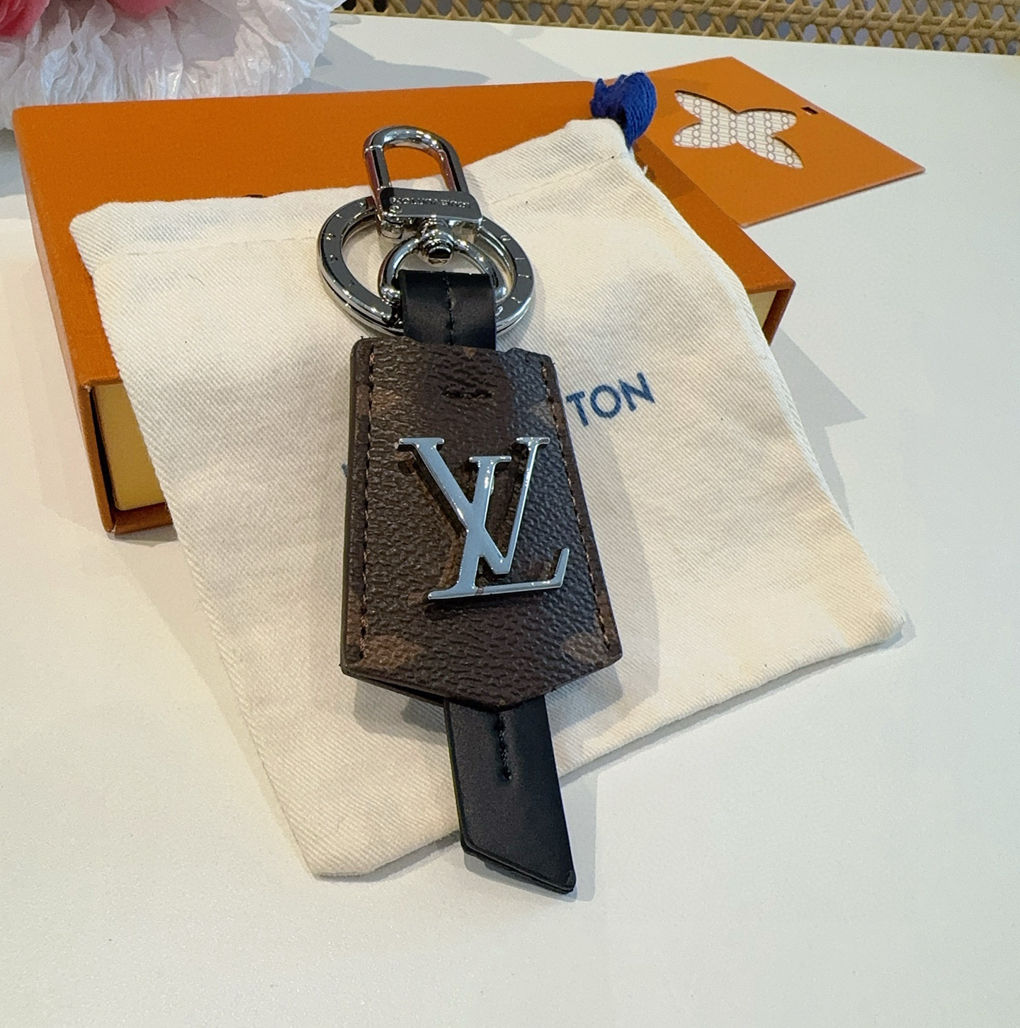 🆕LOUIS VUITTON官网M63620  LV CLOCHES-CLES包饰与钥匙扣。
✨借鉴旅行