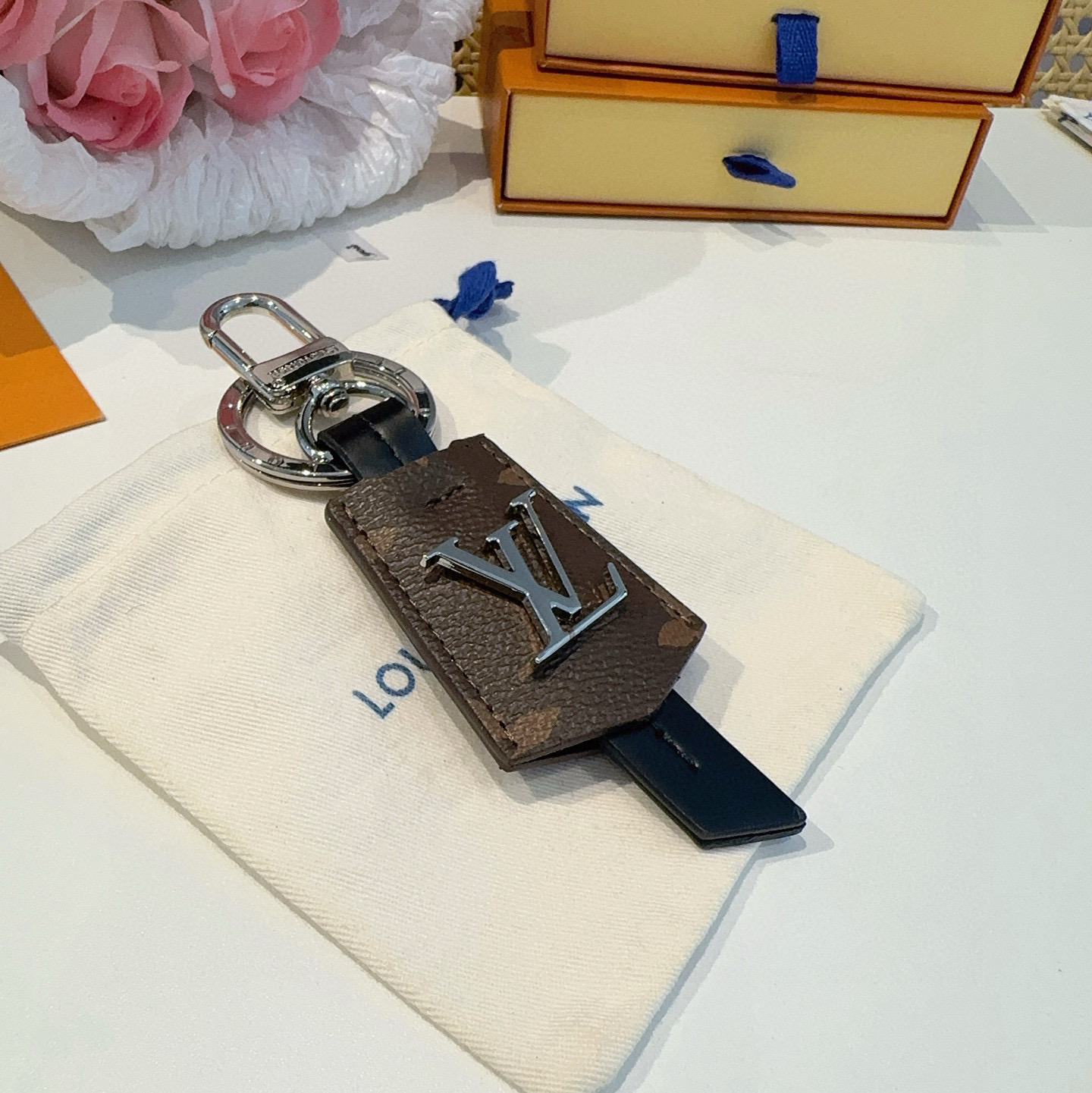 🆕LOUIS VUITTON官网M63620  LV CLOCHES-CLES包饰与钥匙扣。
✨借鉴旅行
