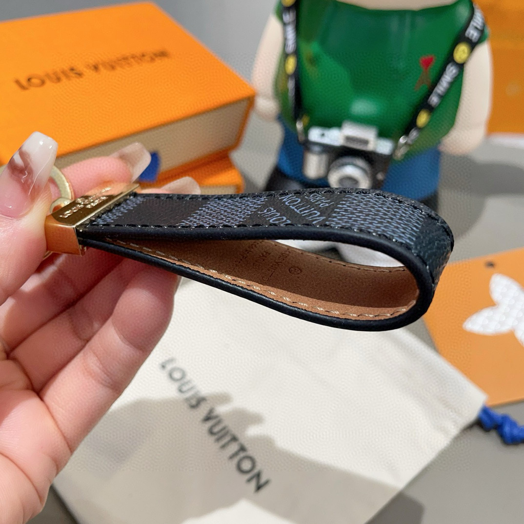 🆕LV 钥匙扣车钥匙扣经典老花/黑格，Monogram 帆布不仅精美，而且经久耐用， 是 Dragonn