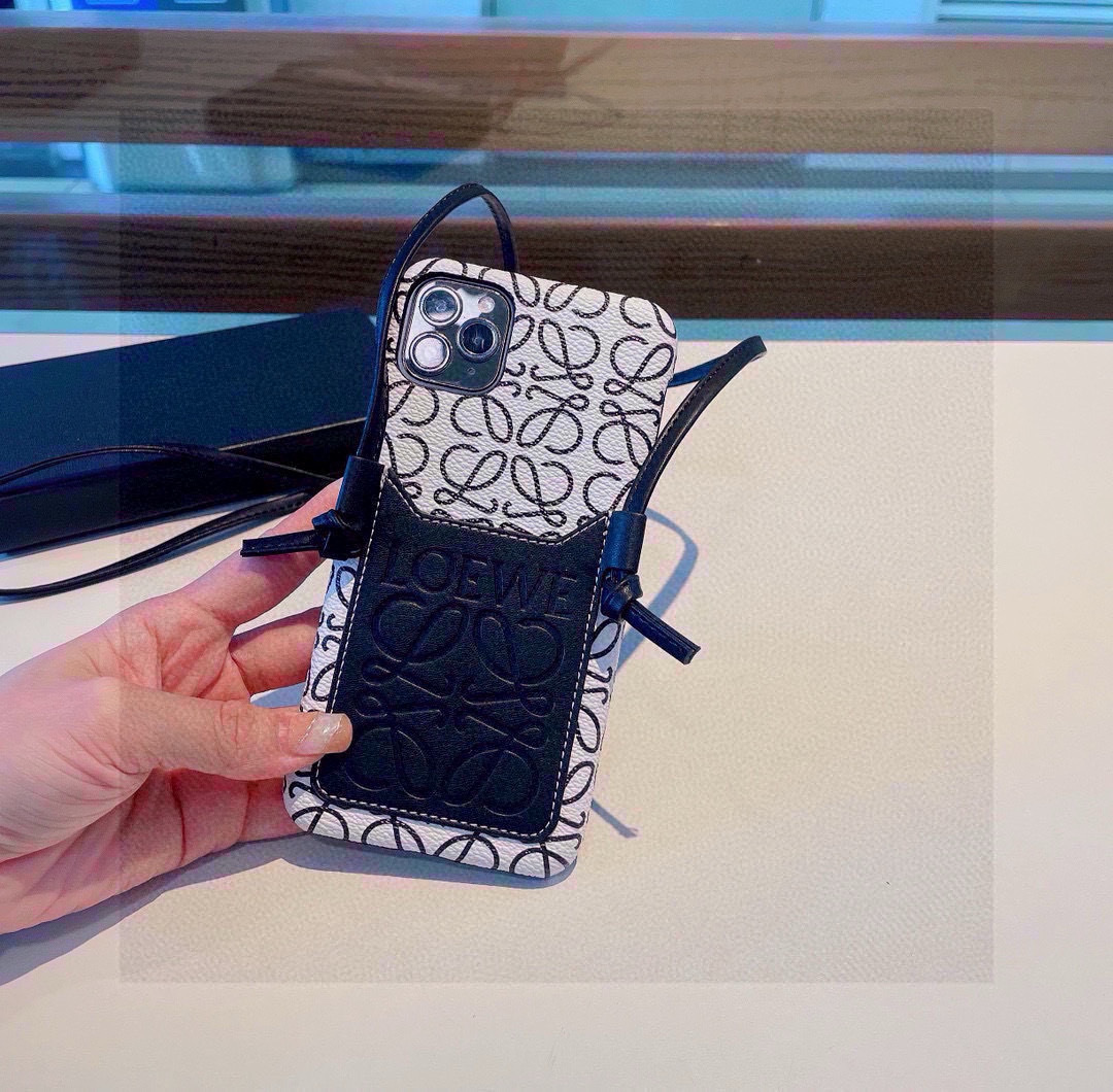 ✨新款上架✨
🌟Loewe罗意威斜挎卡包手机壳🤎🖤🤍iPhone16型号已出货 型号:为了不出现报错型