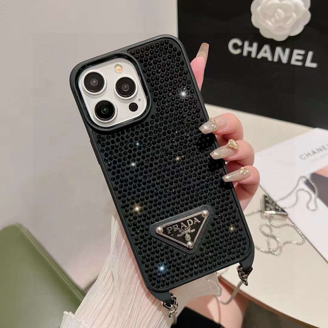 配三角标链条。Prada 官网同步 普拉达手机壳 全包壳链条⛓️斜挎手机壳 纯手工贴钻 bingbin