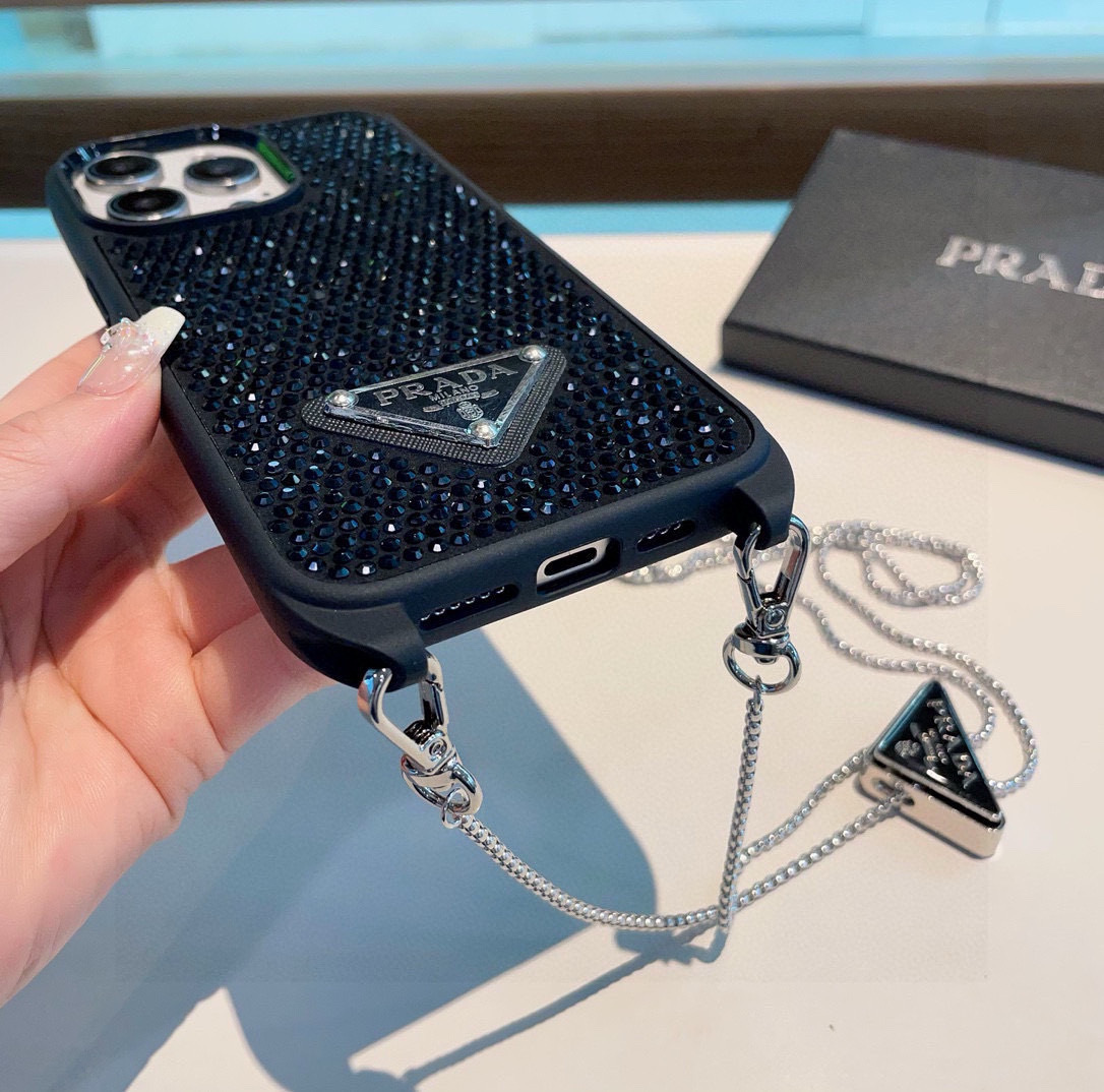 配三角标链条。Prada 官网同步 普拉达手机壳 全包壳链条⛓️斜挎手机壳 纯手工贴钻 bingbin