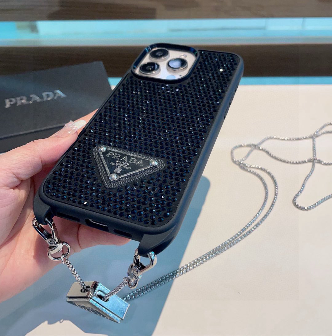 配三角标链条。Prada 官网同步 普拉达手机壳 全包壳链条⛓️斜挎手机壳 纯手工贴钻 bingbin