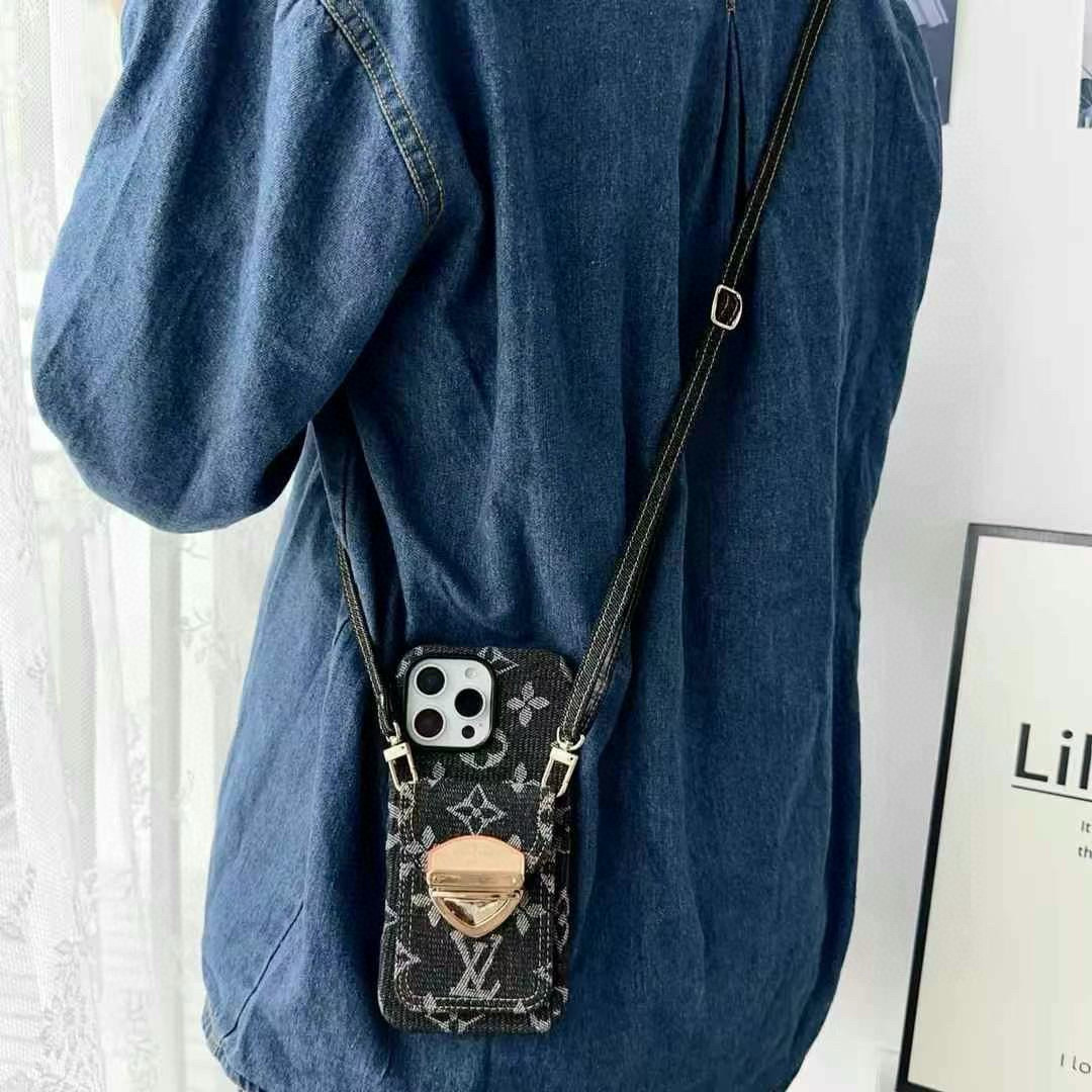 🆕LV牛仔锁头卡包手机壳 肩带斜挎手机壳 全包软壳  装取机方便，侧边五金按键 质感杠杠滴强
型号：为了