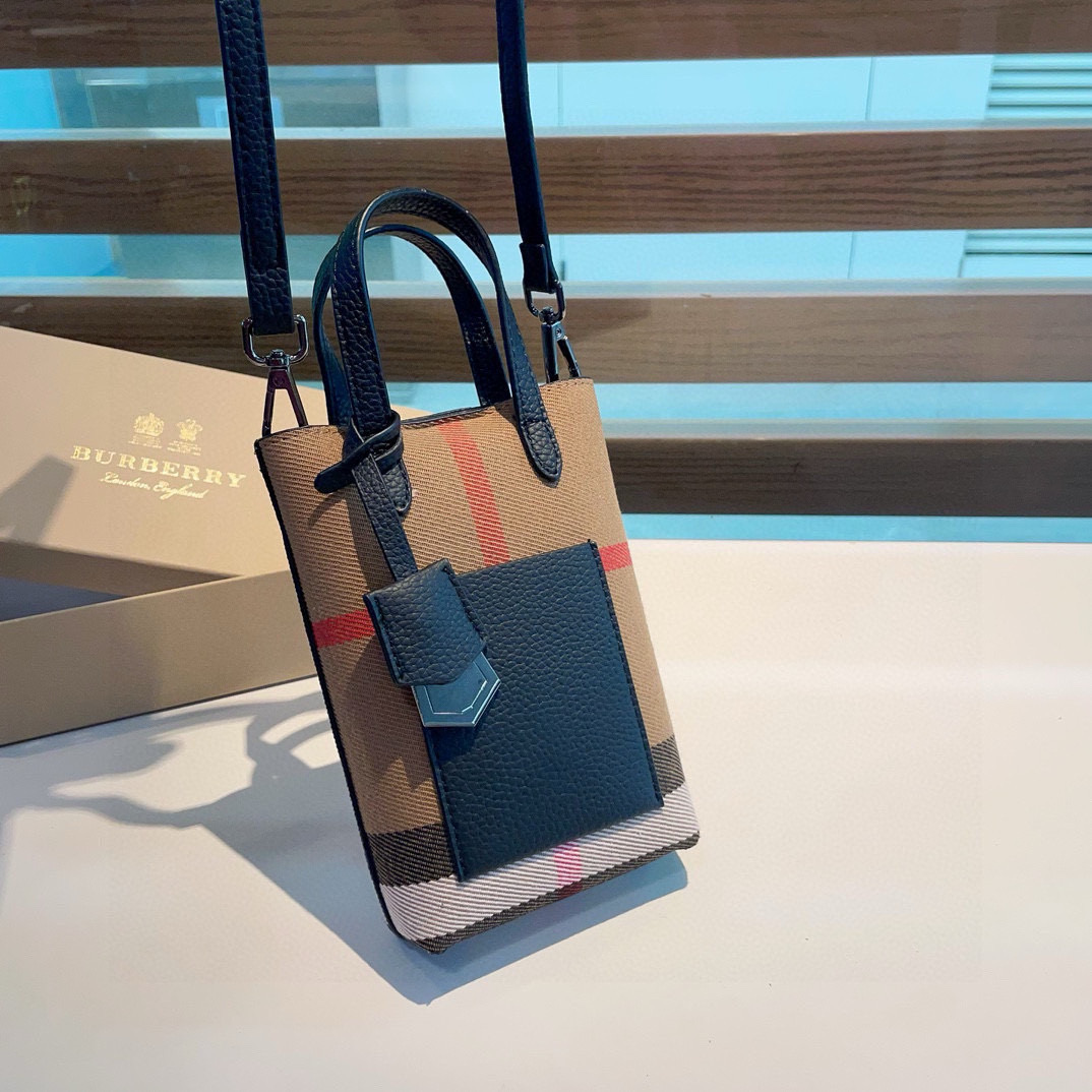  ❤️Burberry巴宝莉手机包，经典格子帆布拼接牛皮，斜挎小包官网同款
生活出门不需要带现金的时代，