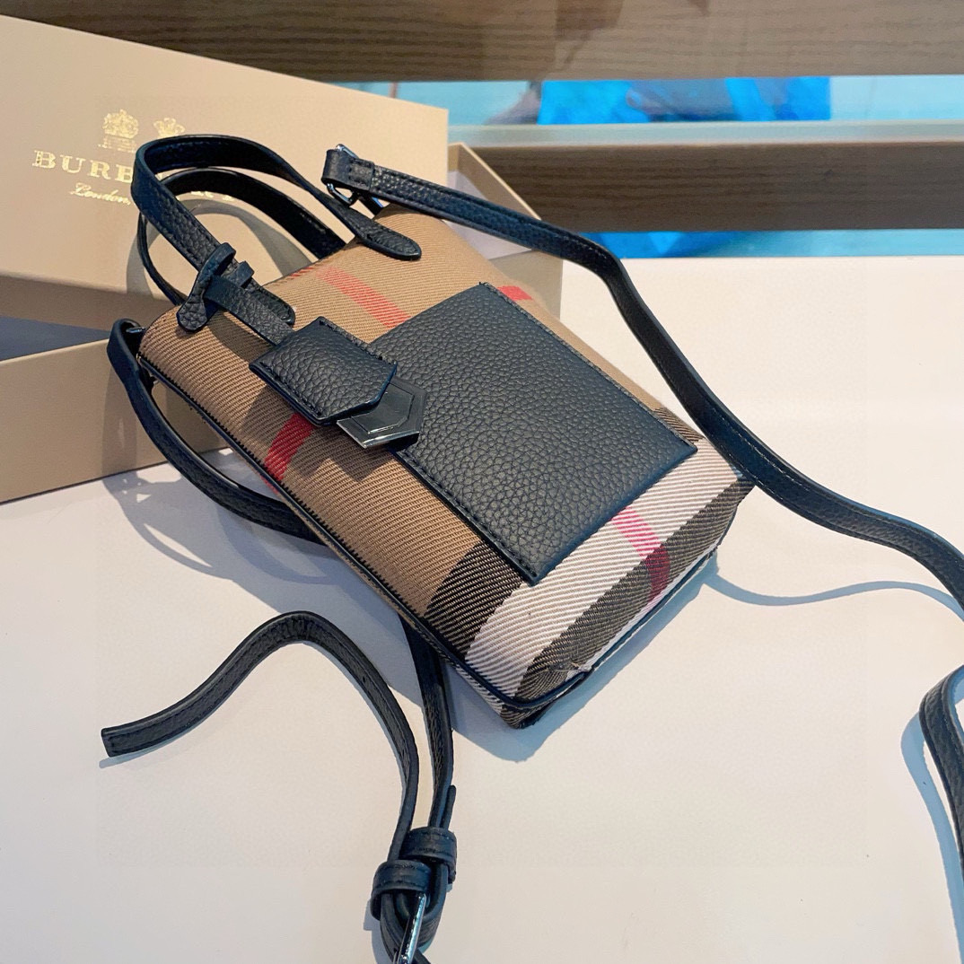  ❤️Burberry巴宝莉手机包，经典格子帆布拼接牛皮，斜挎小包官网同款
生活出门不需要带现金的时代，