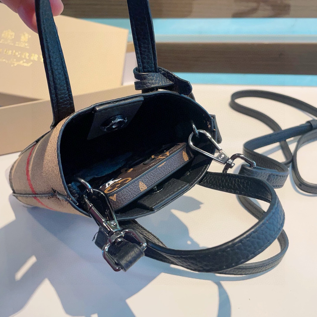  ❤️Burberry巴宝莉手机包，经典格子帆布拼接牛皮，斜挎小包官网同款
生活出门不需要带现金的时代，