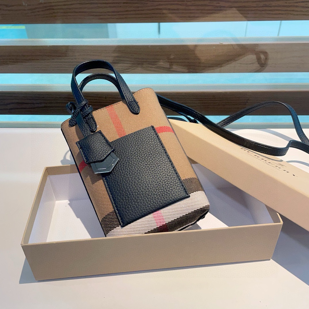  ❤️Burberry巴宝莉手机包，经典格子帆布拼接牛皮，斜挎小包官网同款
生活出门不需要带现金的时代，