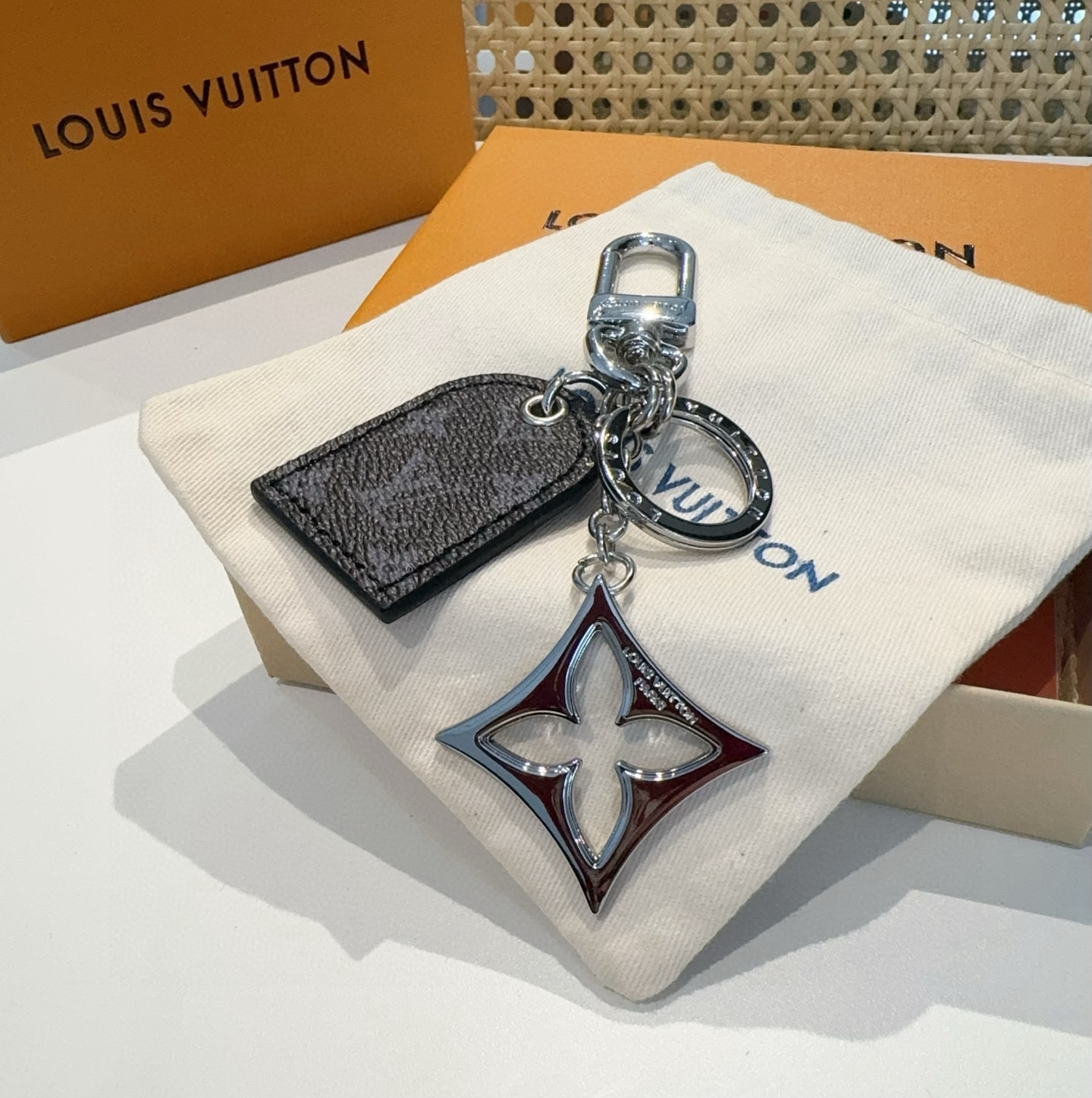  🆕  LV经典老花钥匙扣 包饰与钥匙扣挂件
LV Cherished Tab 钥匙扣结合 Monogr
