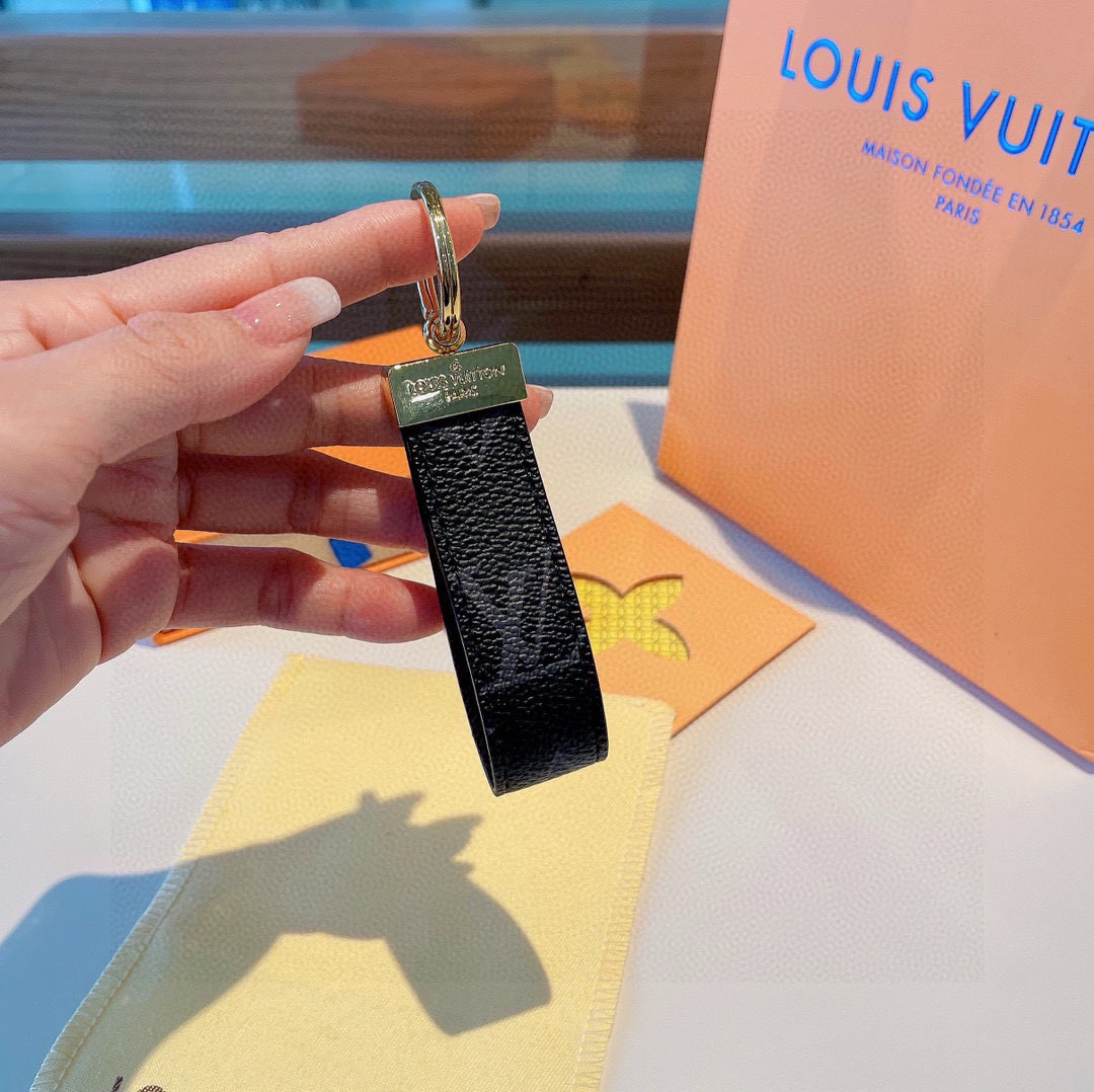  。LV 经典老花棋格钥匙扣，而且经久耐用， 是 Dragonne 钥匙扣理想的材质，可打造这款兼具实用