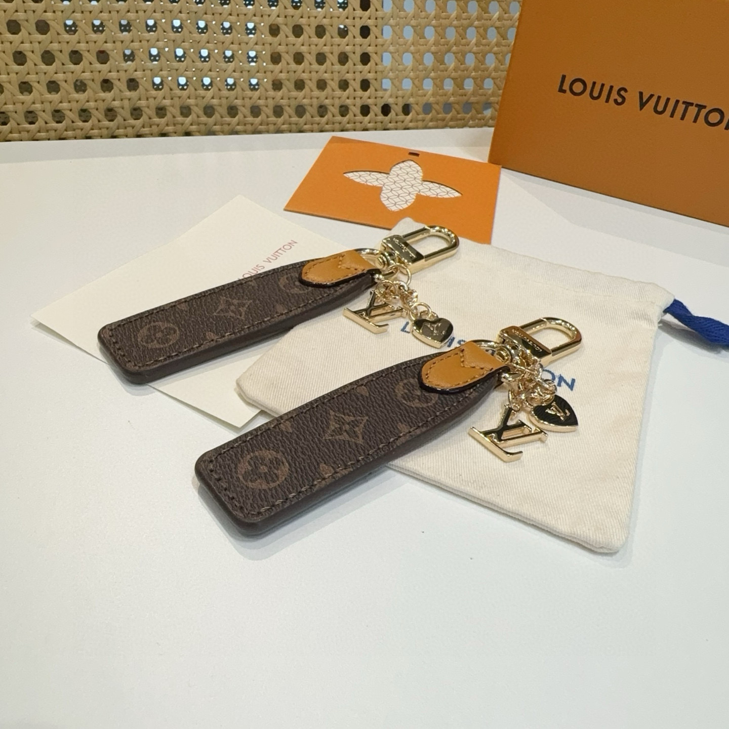 🆕LOUIS VUITTON官网M  LV 包饰与钥匙扣挂件
LV Cherished Tab 钥匙扣结