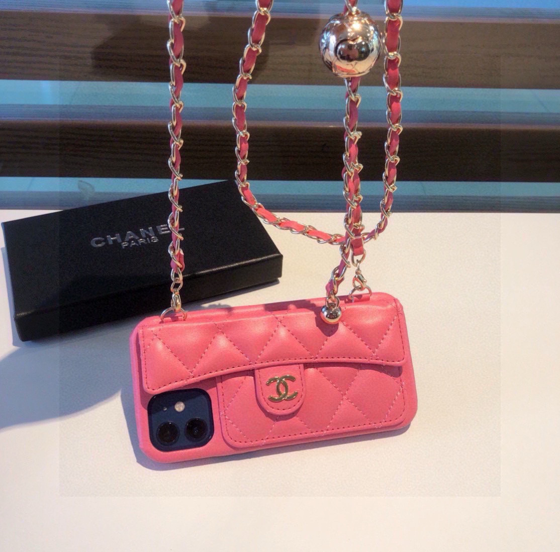  💃CHANEL💠香奈儿火爆时尚圈的手机壳
专柜同款⛓链条小金球可调节链条长度iPhone16系列更新
