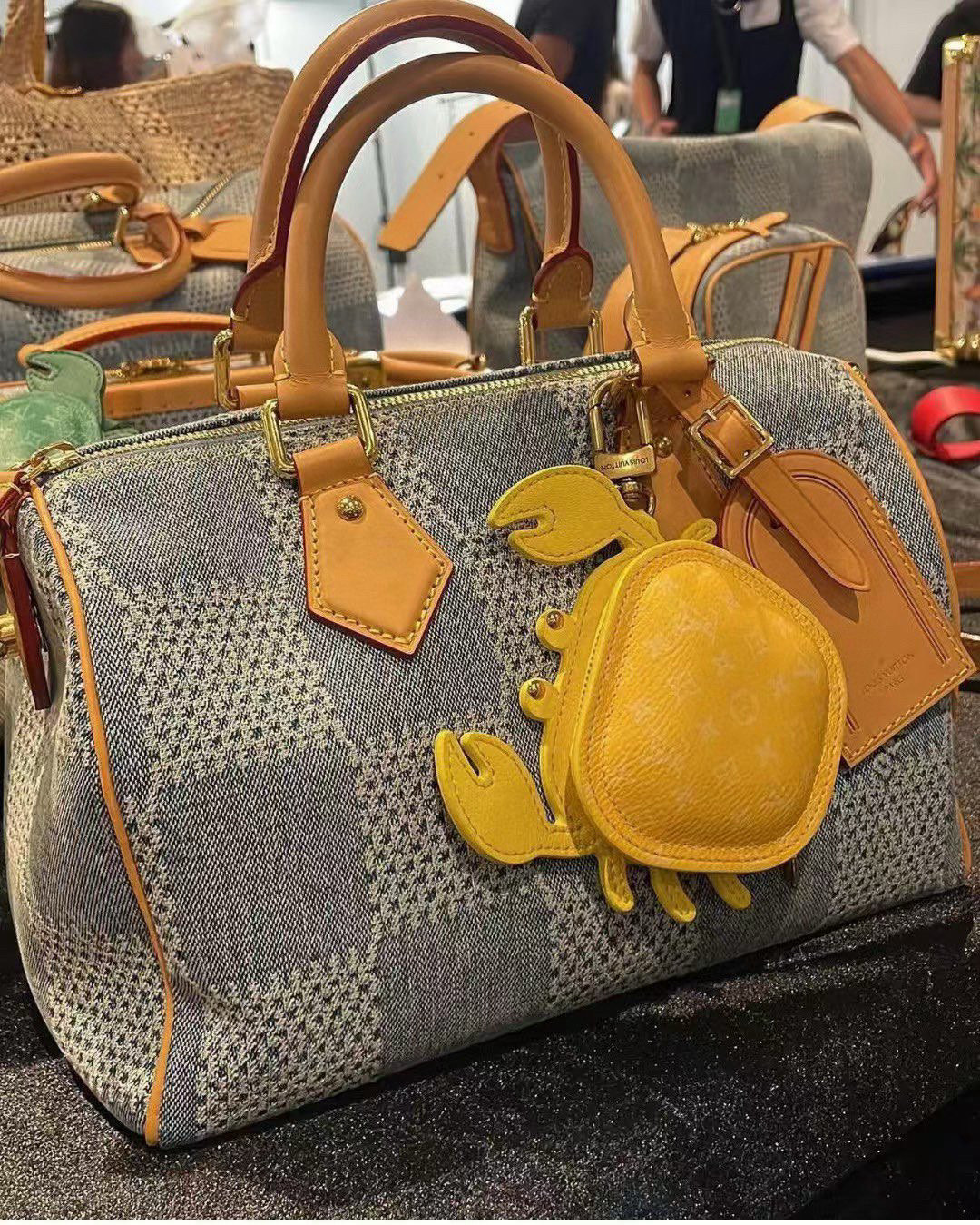  🆕官网新品 热卖Louis Vuitton 路易威登lv 小螃蟹耳机包钥匙扣挂件挂饰 Lv钥匙包蓝牙耳
