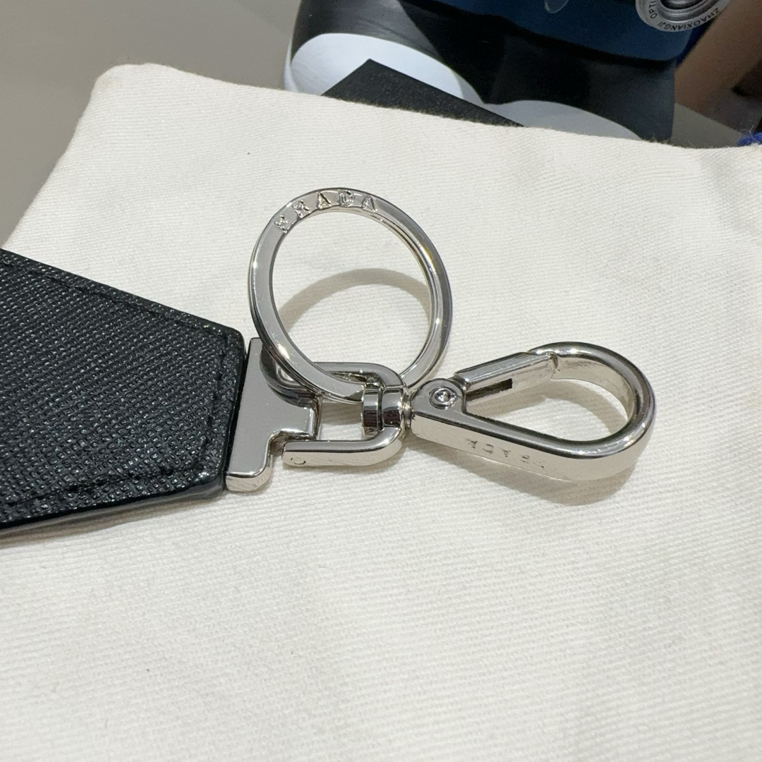  PRADA普拉达钥匙扣 皮质钥匙圈三角形LOGO徽标抛光刚扣钥匙扣挂饰 送礼物最佳选择😍