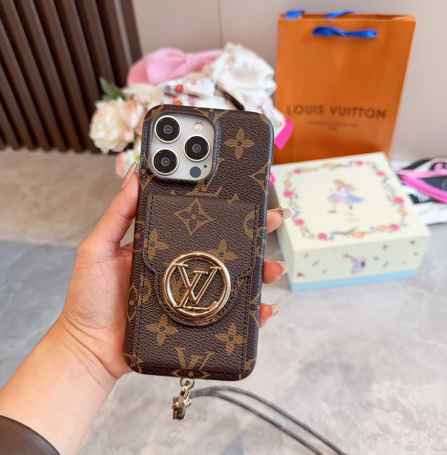 ✨😘LV斜挎手机壳 卡包化妆镜老花四包壳➕老花皮挂绳
型号：为了不出现报错型号，请打开本机查看手机设置显
