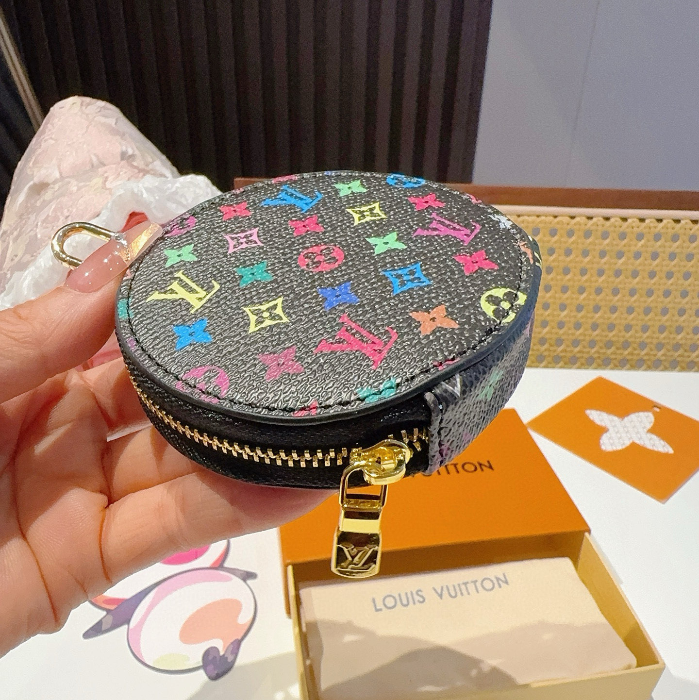  。Louis Vuitton老花包包挂饰、小零钱包。Lv包饰挂件钥匙扣、独家原单货，标志性老花超级百搭