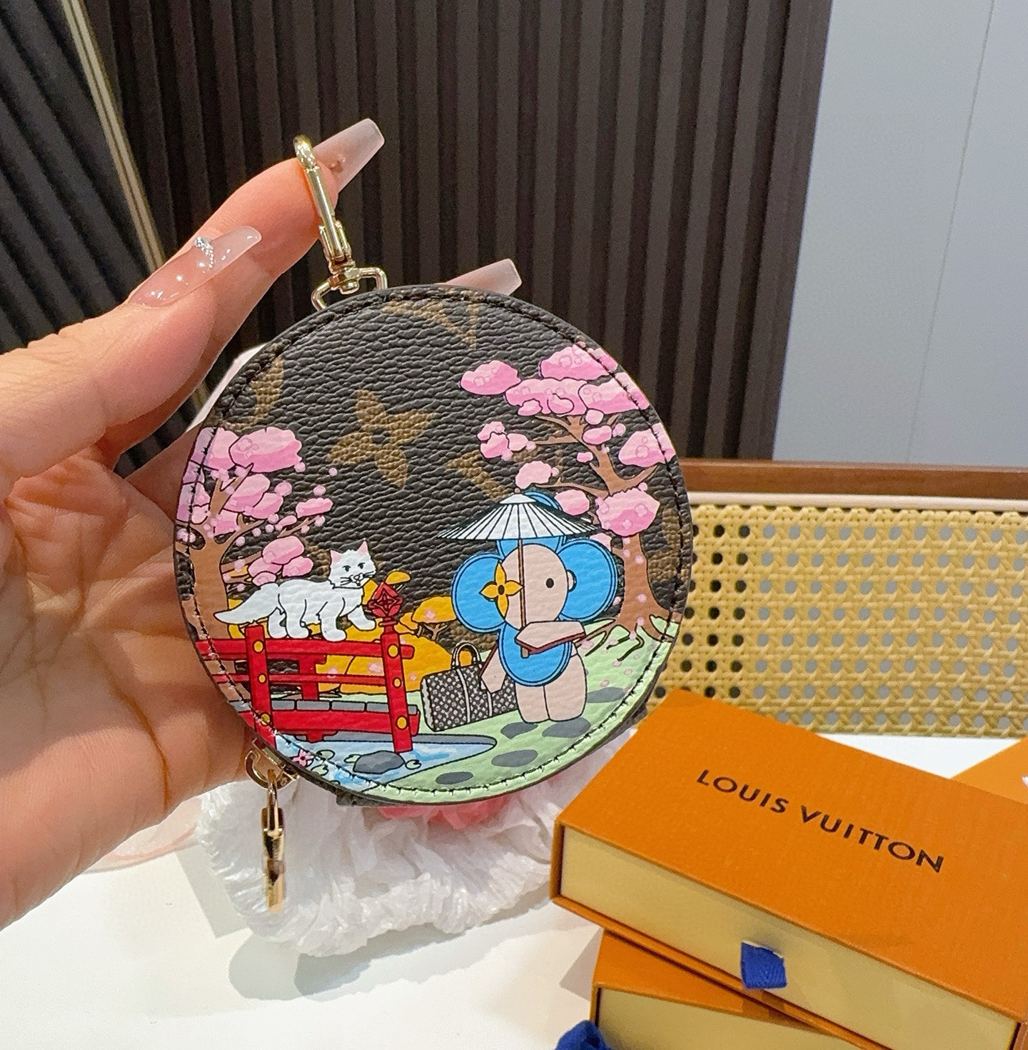  。Louis Vuitton老花包包挂饰、卡通彩绘印花小零钱包。Lv包饰挂件钥匙扣、独家原单货，标志性