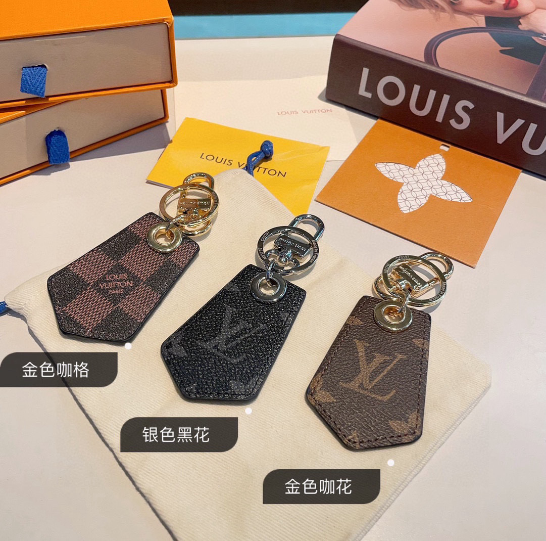 🆕Lv老花系列M钥匙扣  包饰车钥匙挂件
 DauPhine Dragonne 钥匙扣彰显金属匠艺与品牌