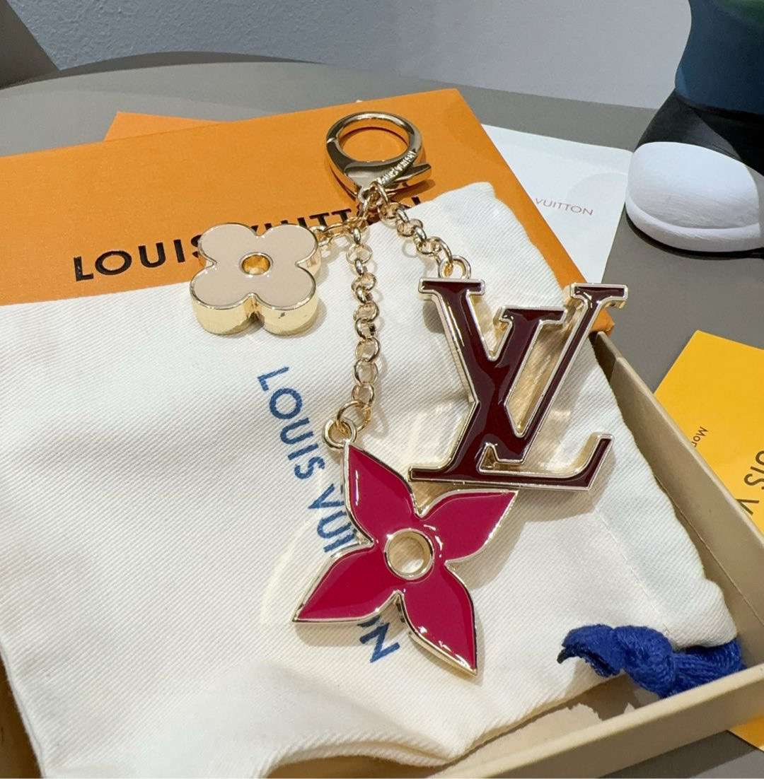 🆕LOUIS VUITTON官网钥匙扣 LV经典四瓣花设计，精钢电镀搭配精致珐琅 高品质 不是市面普通版