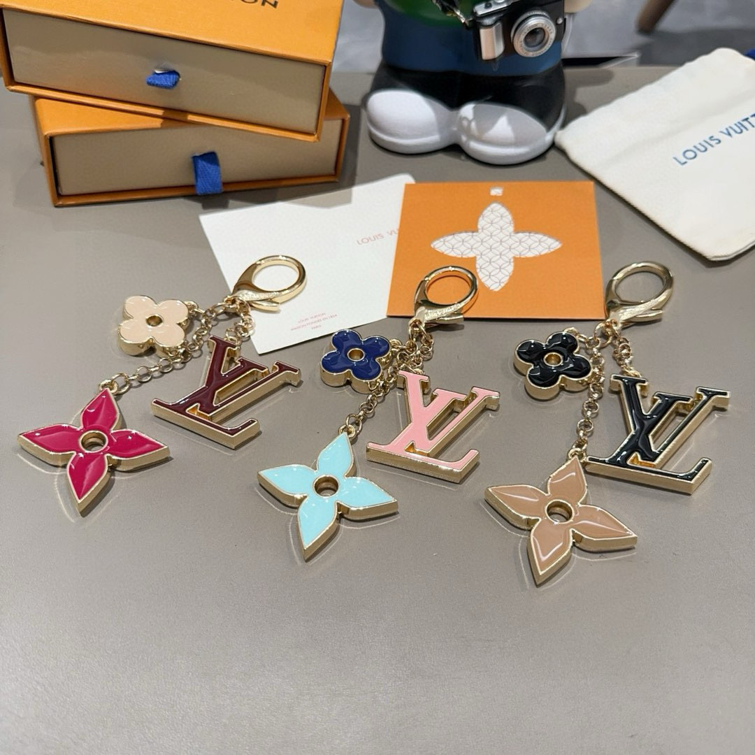 🆕LOUIS VUITTON官网钥匙扣 LV经典四瓣花设计，精钢电镀搭配精致珐琅 高品质 不是市面普通版