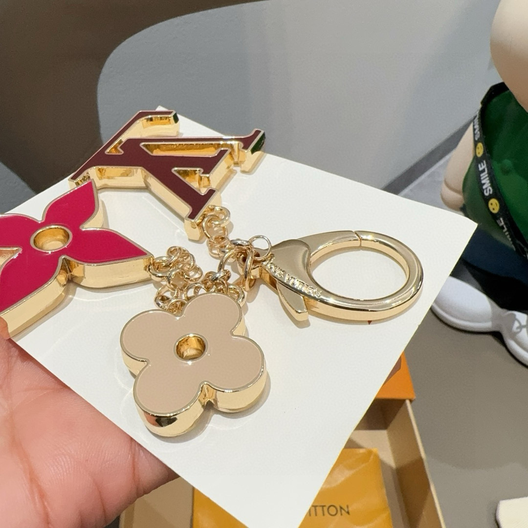 🆕LOUIS VUITTON官网钥匙扣 LV经典四瓣花设计，精钢电镀搭配精致珐琅 高品质 不是市面普通版