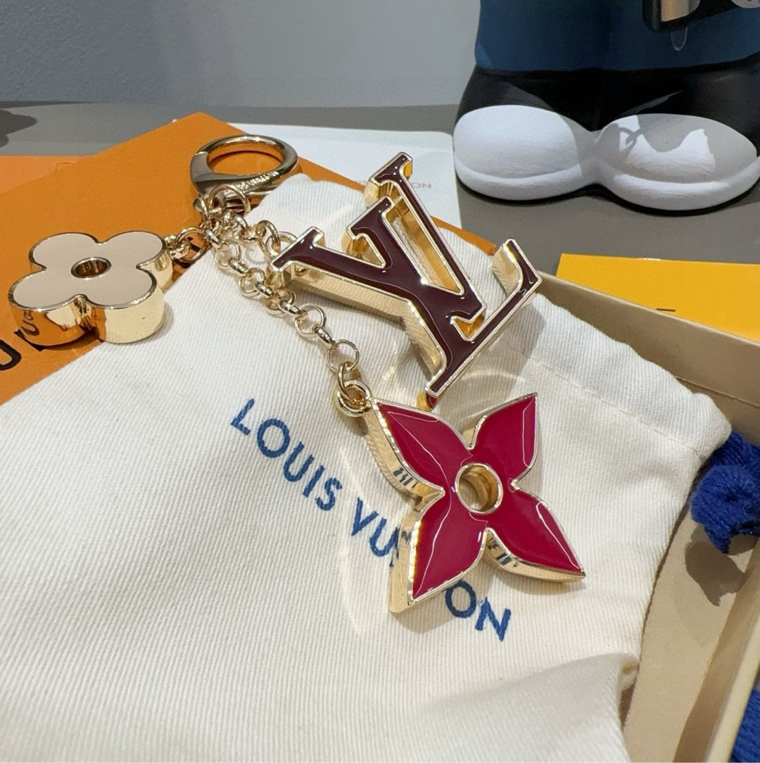 🆕LOUIS VUITTON官网钥匙扣 LV经典四瓣花设计，精钢电镀搭配精致珐琅 高品质 不是市面普通版