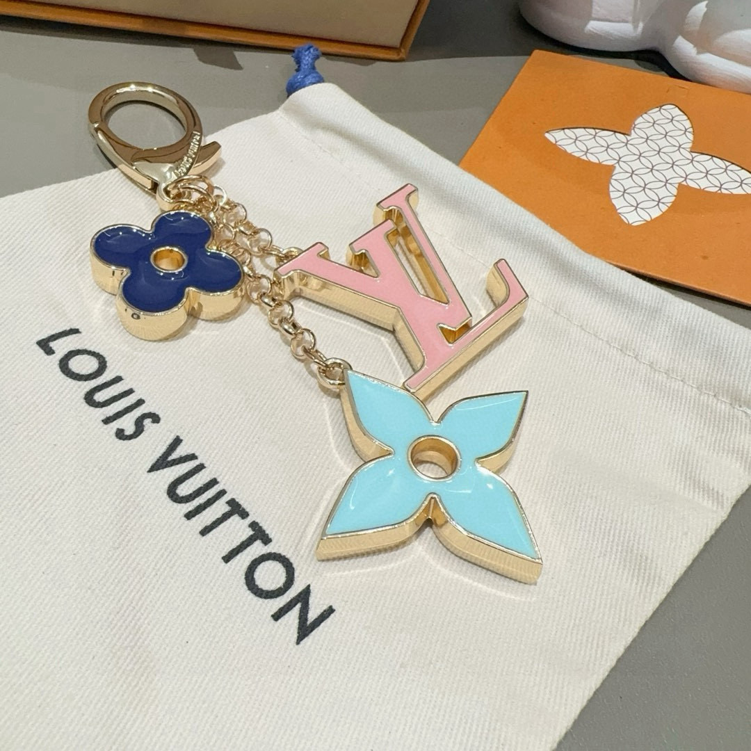 🆕LOUIS VUITTON官网钥匙扣 LV经典四瓣花设计，精钢电镀搭配精致珐琅 高品质 不是市面普通版