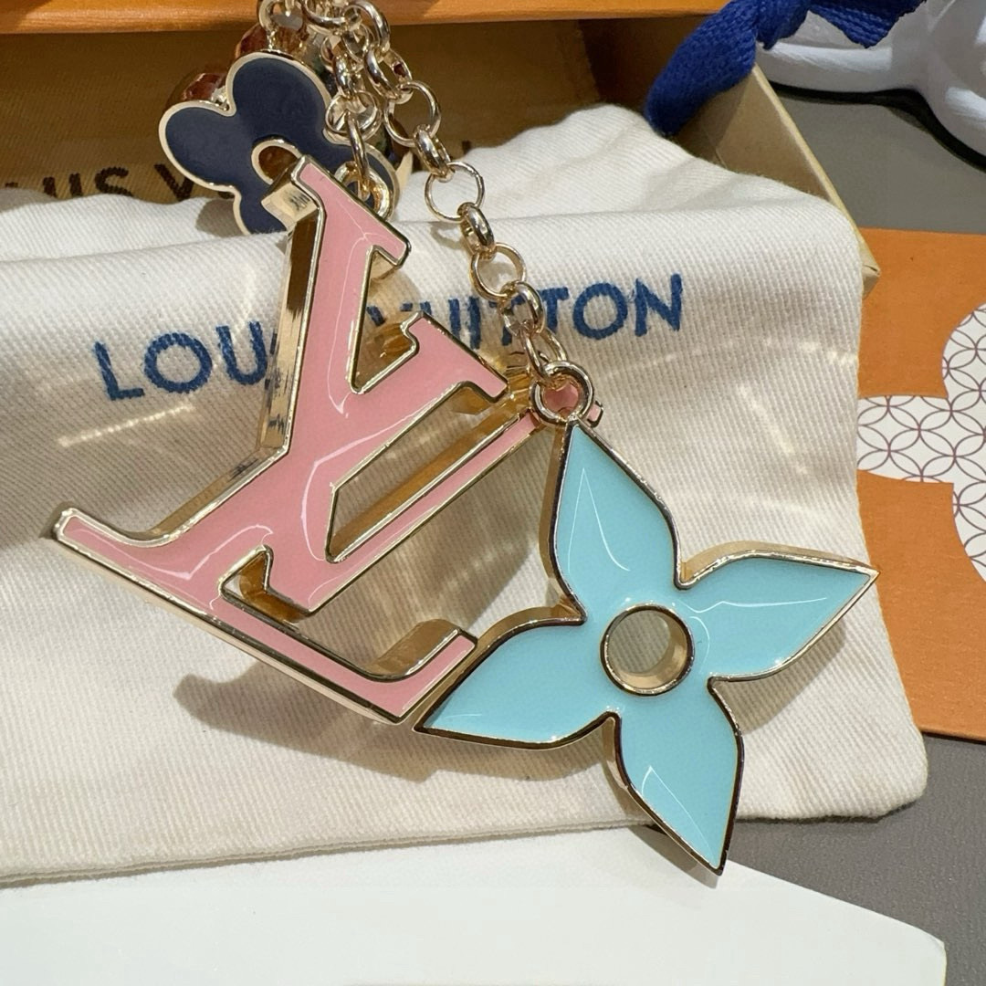 🆕LOUIS VUITTON官网钥匙扣 LV经典四瓣花设计，精钢电镀搭配精致珐琅 高品质 不是市面普通版