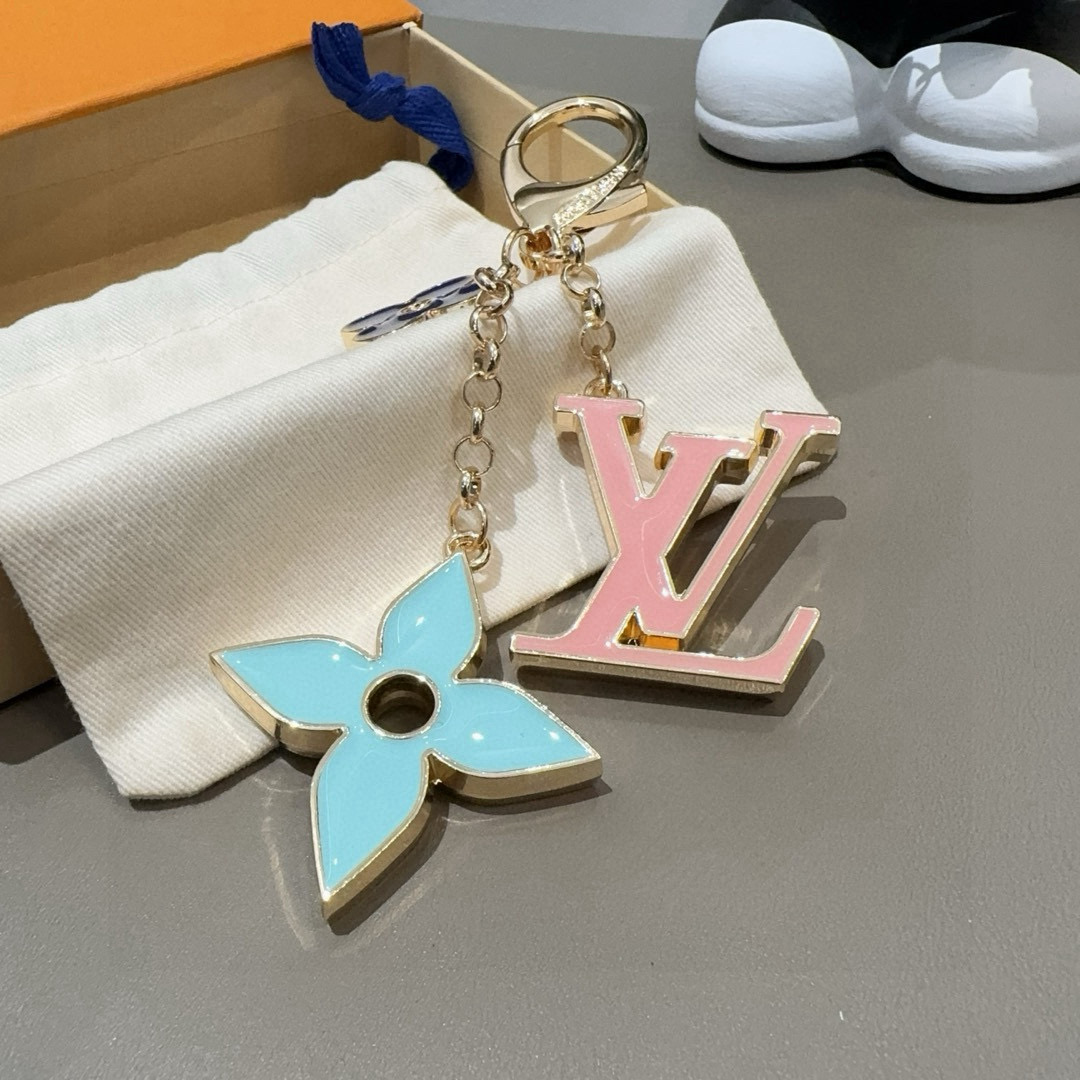 🆕LOUIS VUITTON官网钥匙扣 LV经典四瓣花设计，精钢电镀搭配精致珐琅 高品质 不是市面普通版