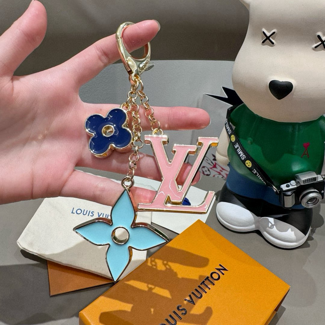 🆕LOUIS VUITTON官网钥匙扣 LV经典四瓣花设计，精钢电镀搭配精致珐琅 高品质 不是市面普通版