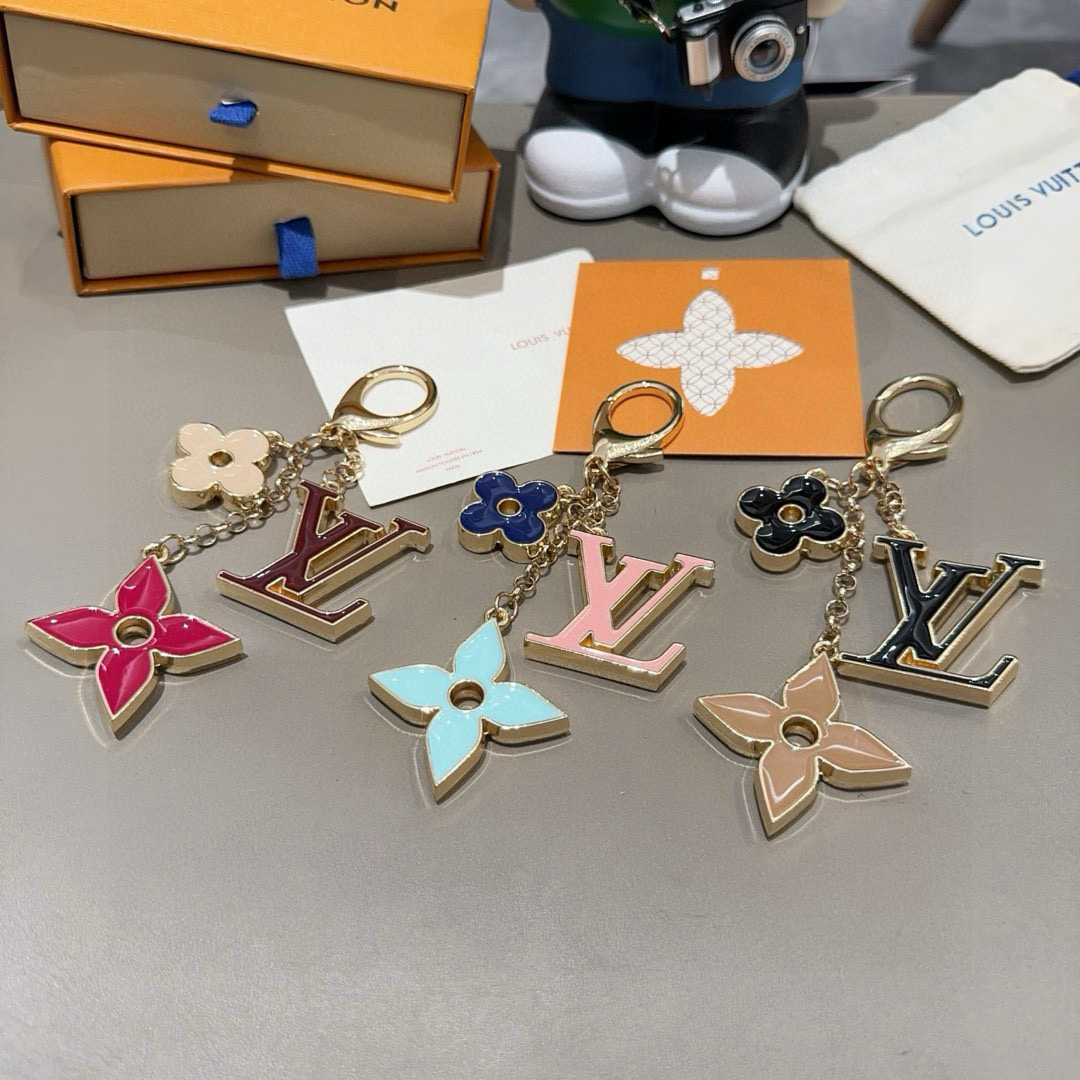 🆕LOUIS VUITTON官网钥匙扣 LV经典四瓣花设计，精钢电镀搭配精致珐琅 高品质 不是市面普通版