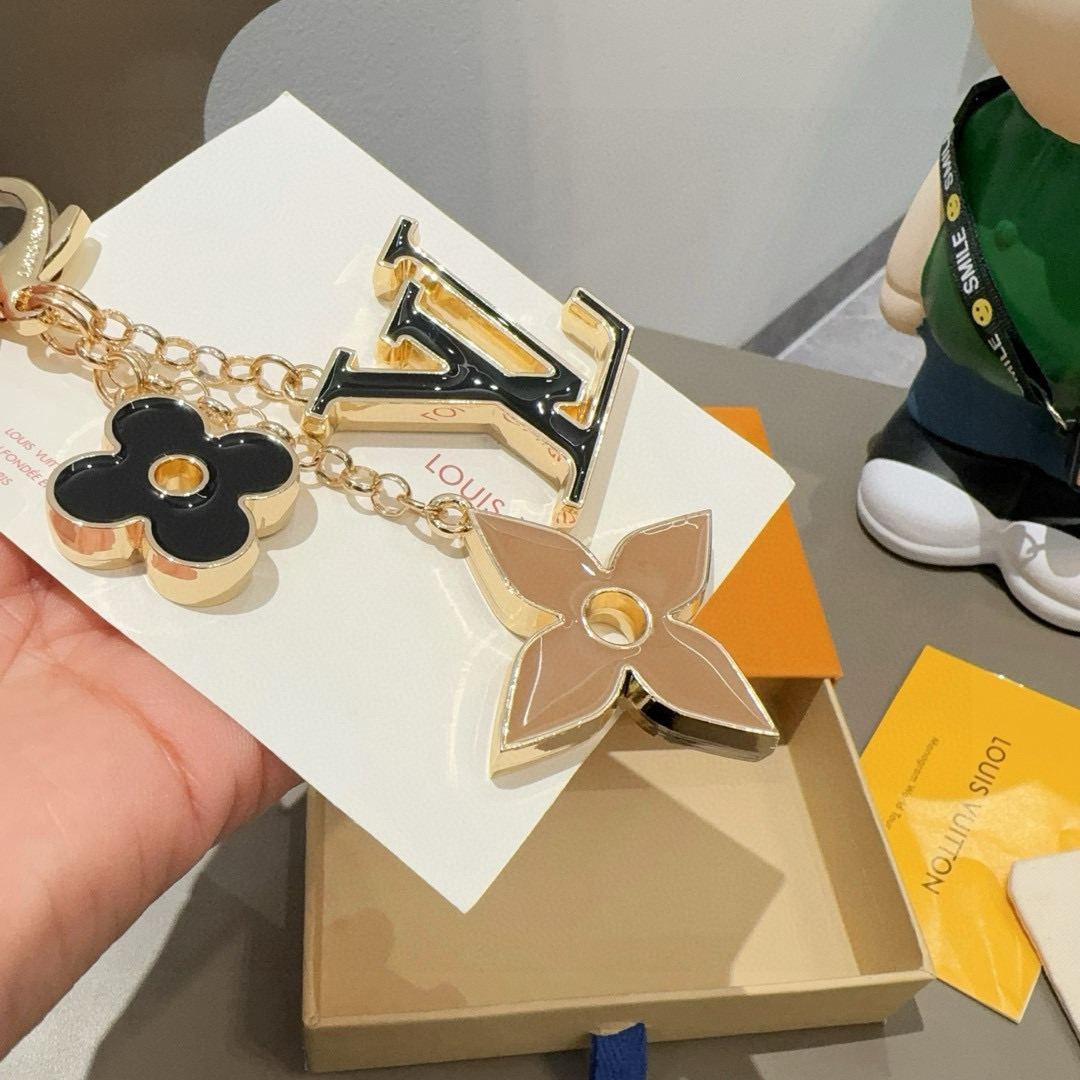 🆕LOUIS VUITTON官网钥匙扣 LV经典四瓣花设计，精钢电镀搭配精致珐琅 高品质 不是市面普通版