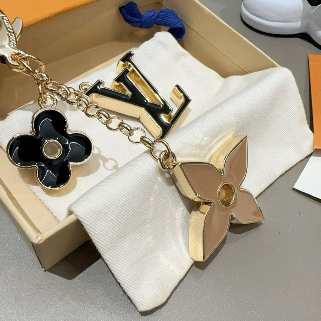 🆕LOUIS VUITTON官网钥匙扣 LV经典四瓣花设计，精钢电镀搭配精致珐琅 高品质 不是市面普通版