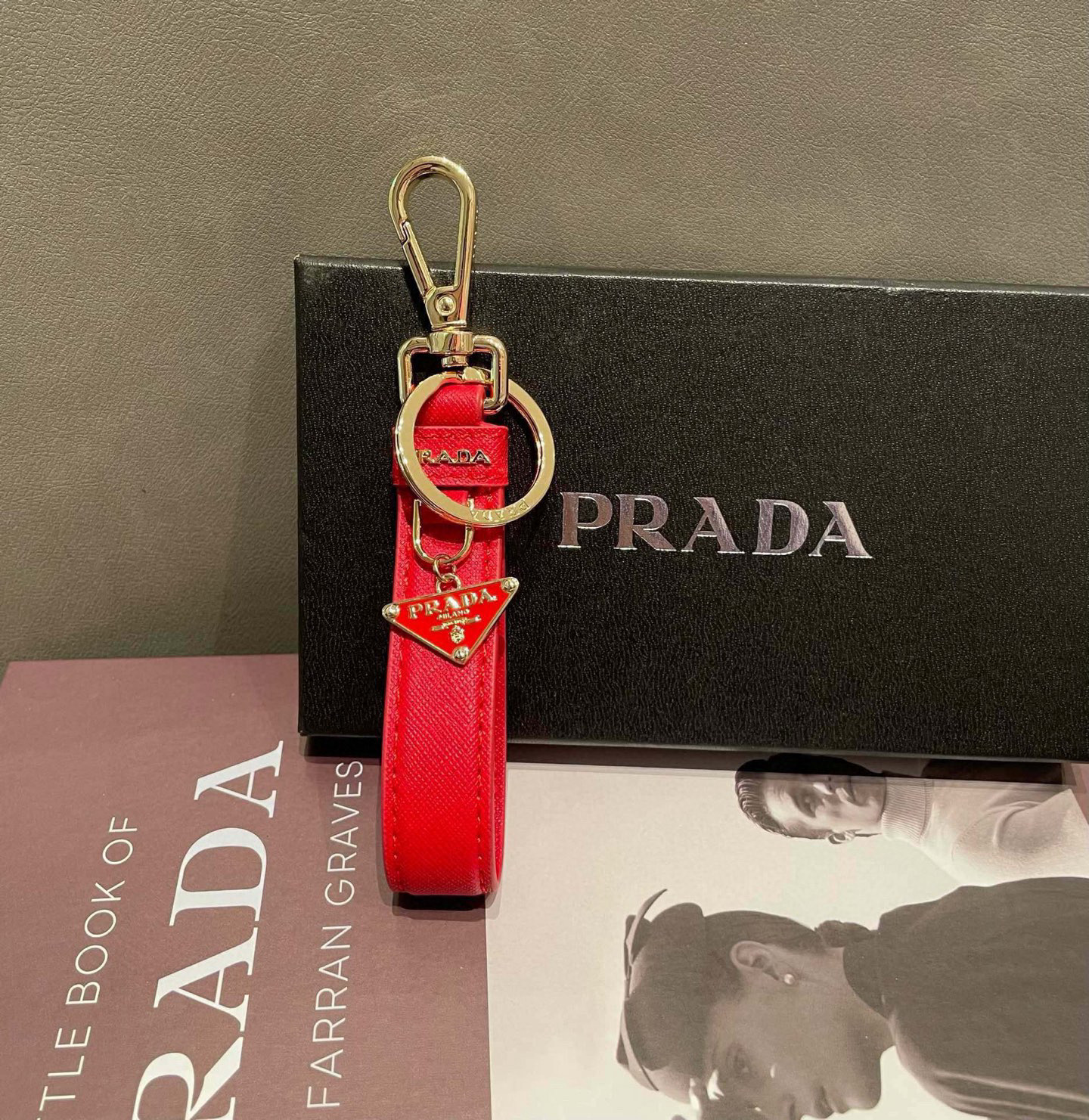 🆕普拉达 Prada 钥匙扣官网款，三角牌吊坠皮圈钥匙扣，车钥匙挂件包包配饰，顶级进口Pu材质➕抛光钢配