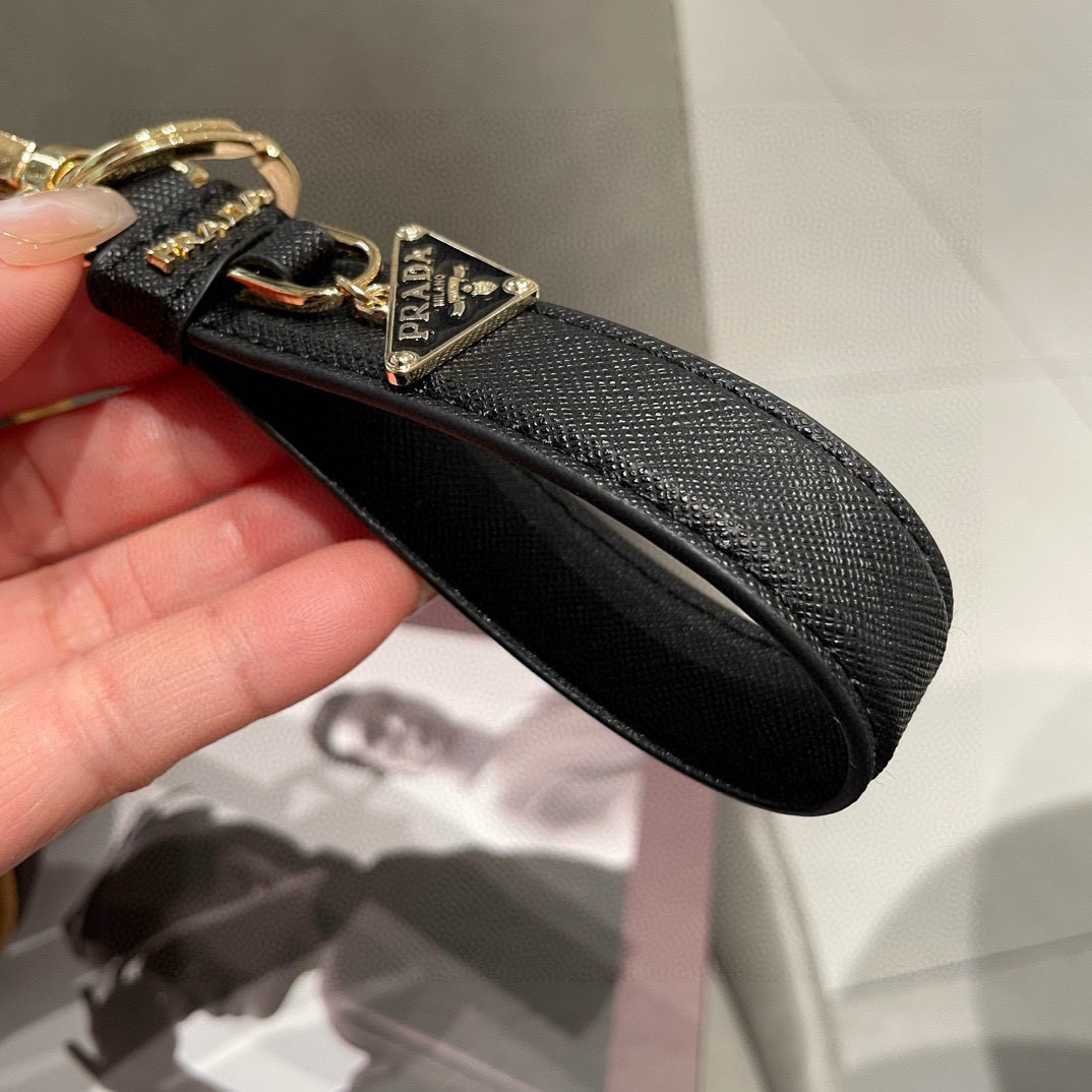 🆕普拉达 Prada 钥匙扣官网款，三角牌吊坠皮圈钥匙扣，车钥匙挂件包包配饰，顶级进口Pu材质➕抛光钢配